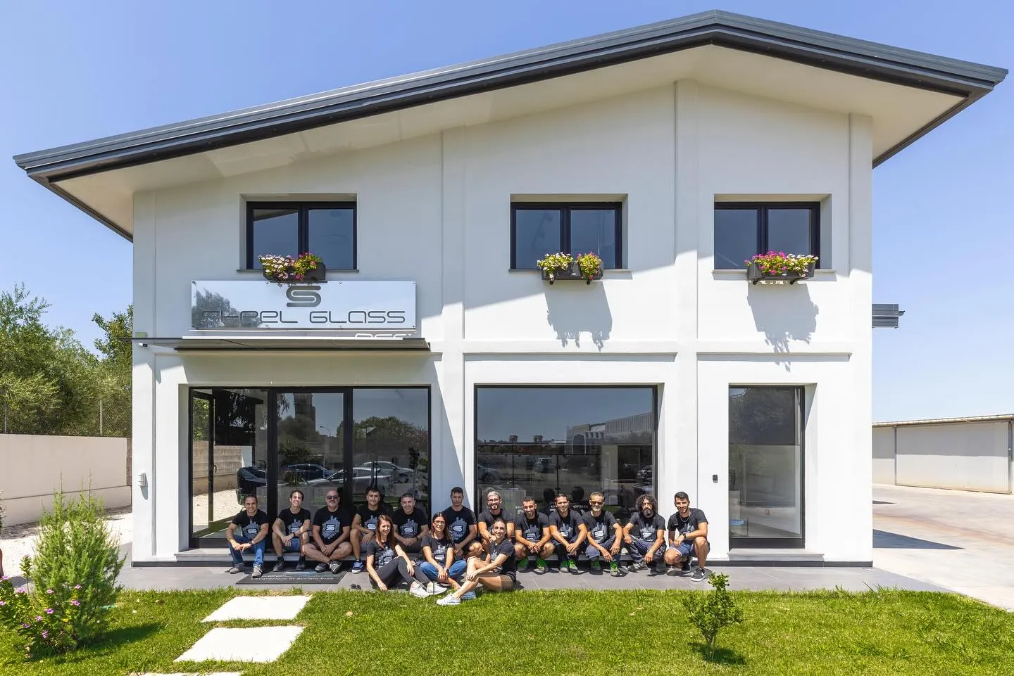 Stabilimento produttivo Steelglass a Villacidro in Sardegna e showroom Cagliari: produzione diretta di parapetti in vetro, ringhiere inox e scale su misura per tutta Italia