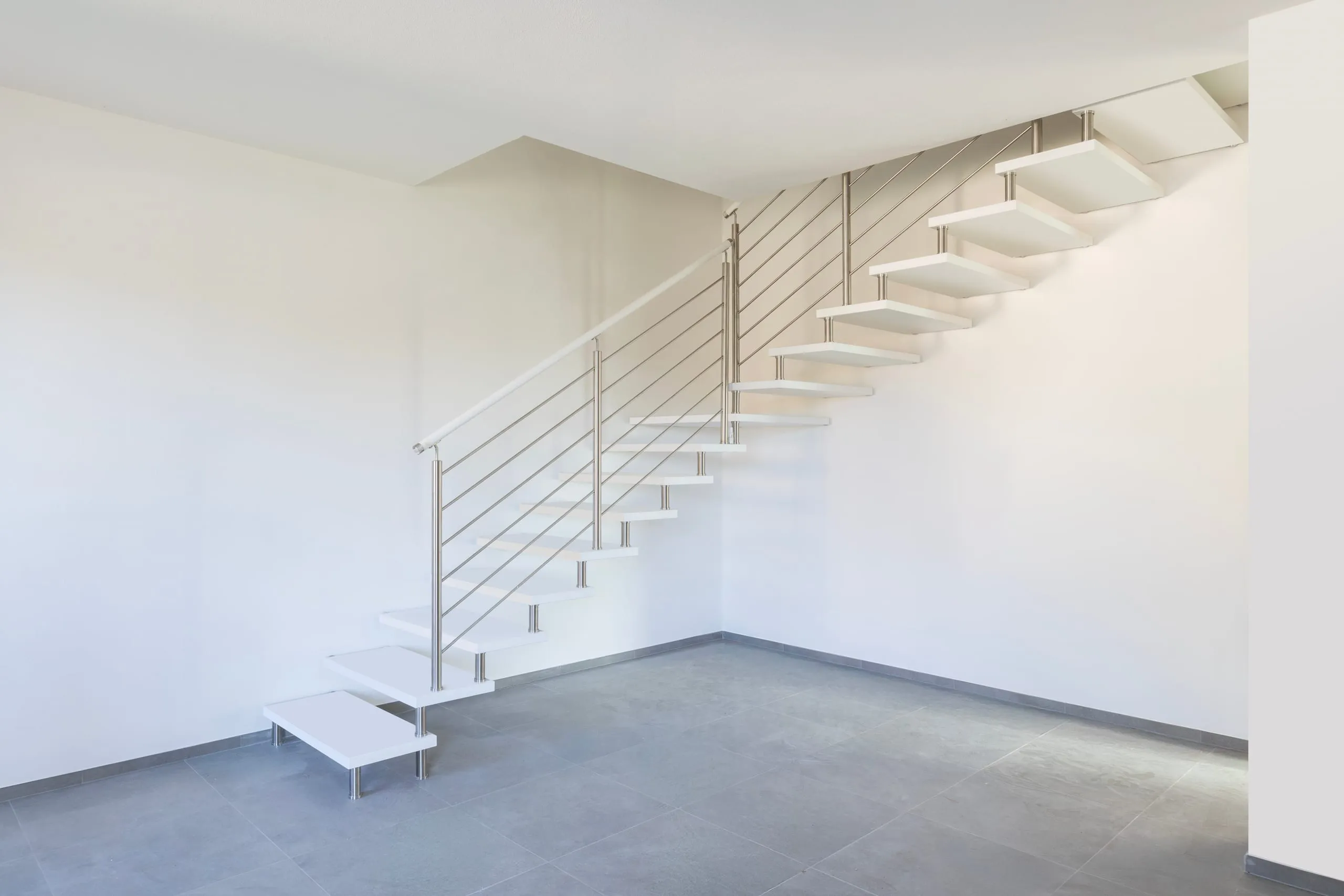 Scala a giorno con gradini a sbalzo in frassino massello e ringhiera in acciaio inox satinato a Monastir