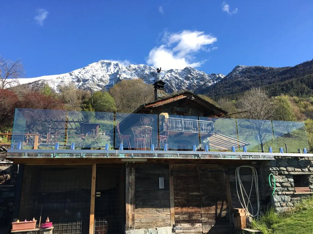 Parapetto in vetro interno trasparente installato in appartamento Saint-Vincent Courmayeur Valle d'Aosta — veduta alpina