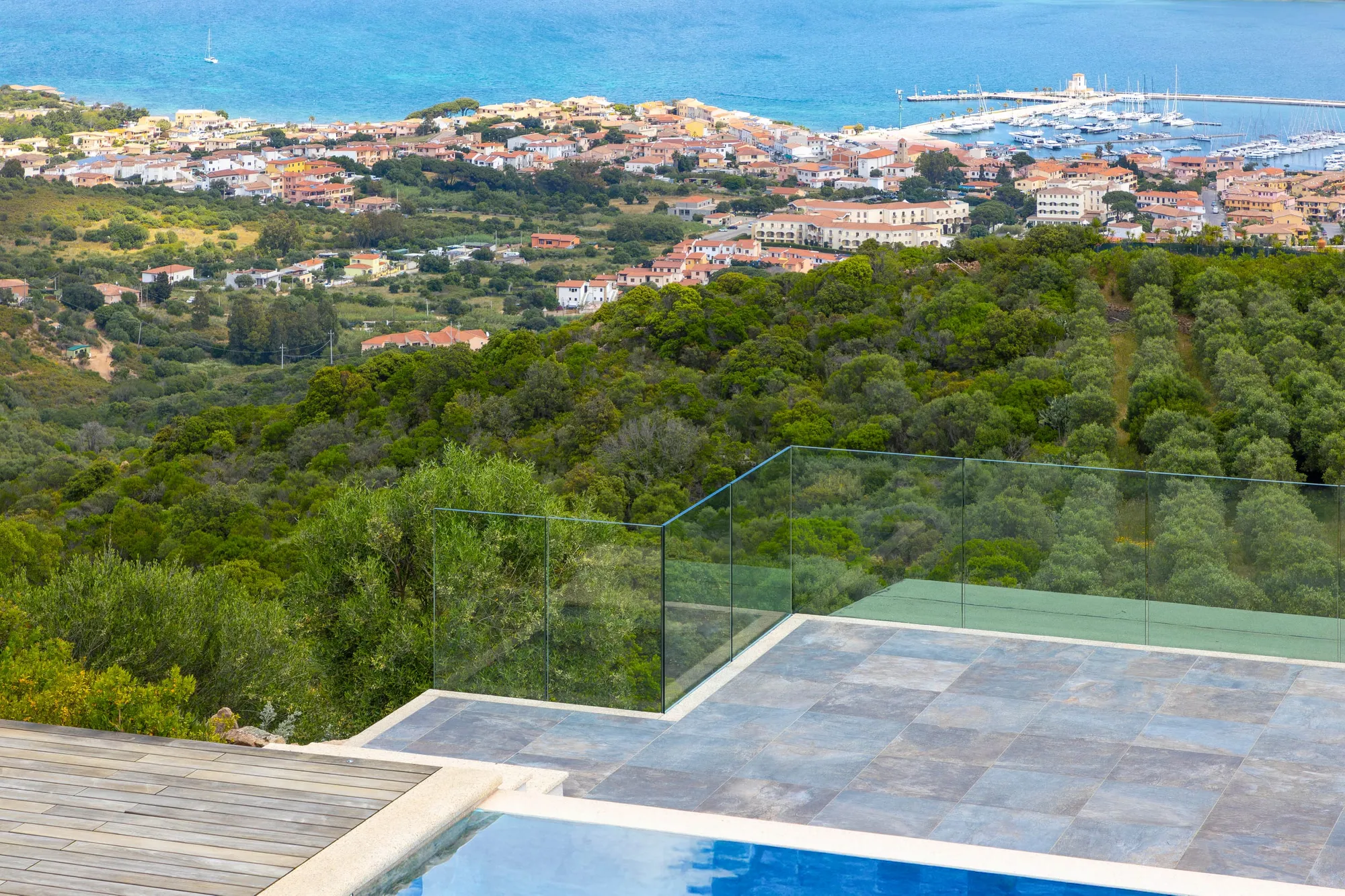 Villa di pregio a Porto Cervo (Arzachena SS) con parapetto in vetro stratificato 10+10 e fascione alluminio laterale sulla terrazza fronte mare