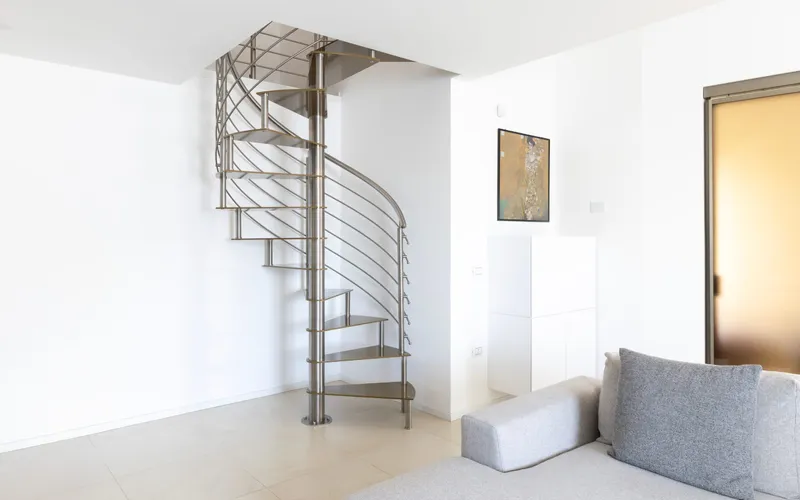 Scala a chiocciola in acciaio inox AISI 304 con ringhiera integrata per living — Progettazione Steelglass