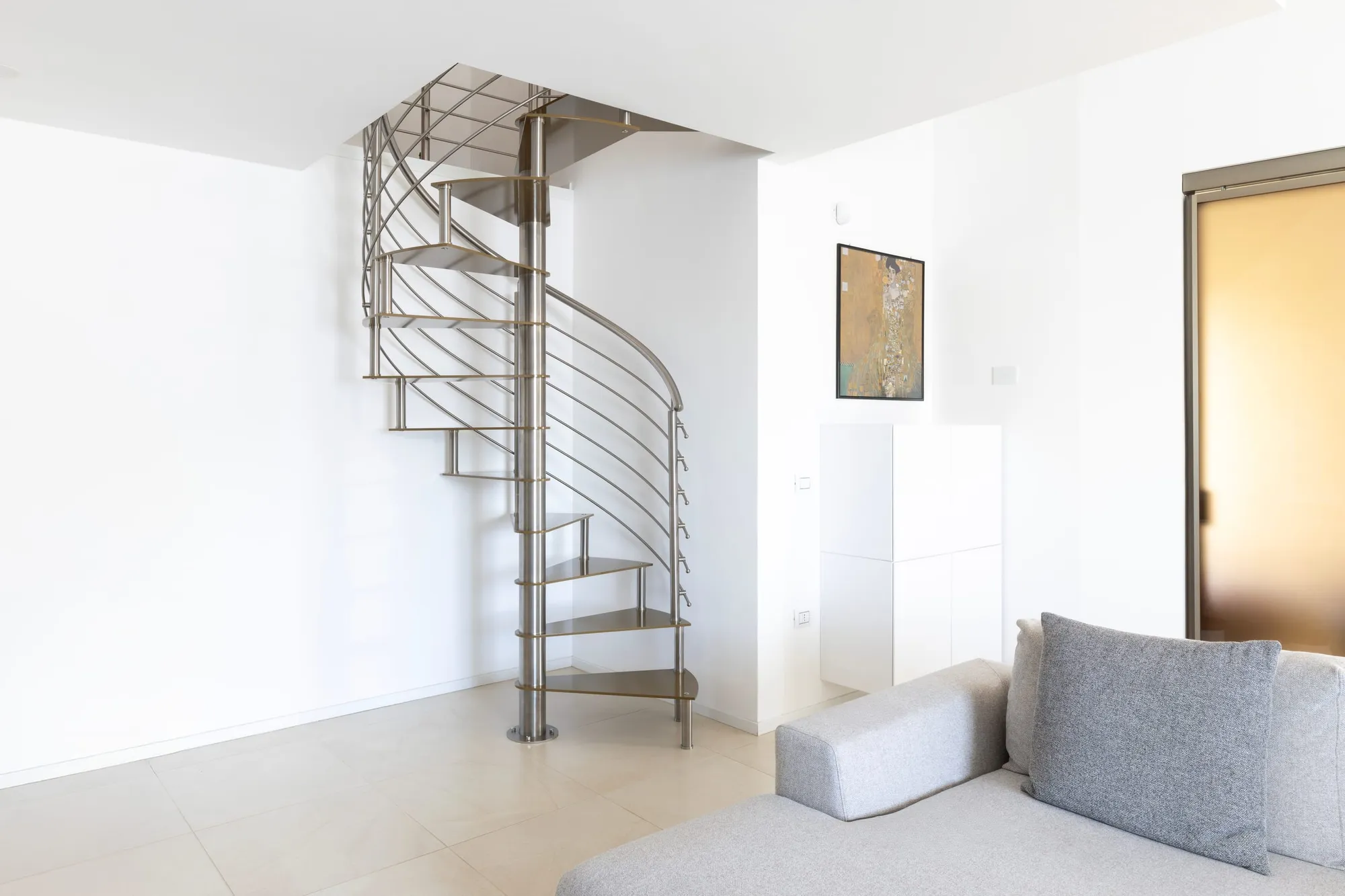 Scala a sbalzo con gradini in vetro in villa moderna Cagliari — Progettazione Steelglass