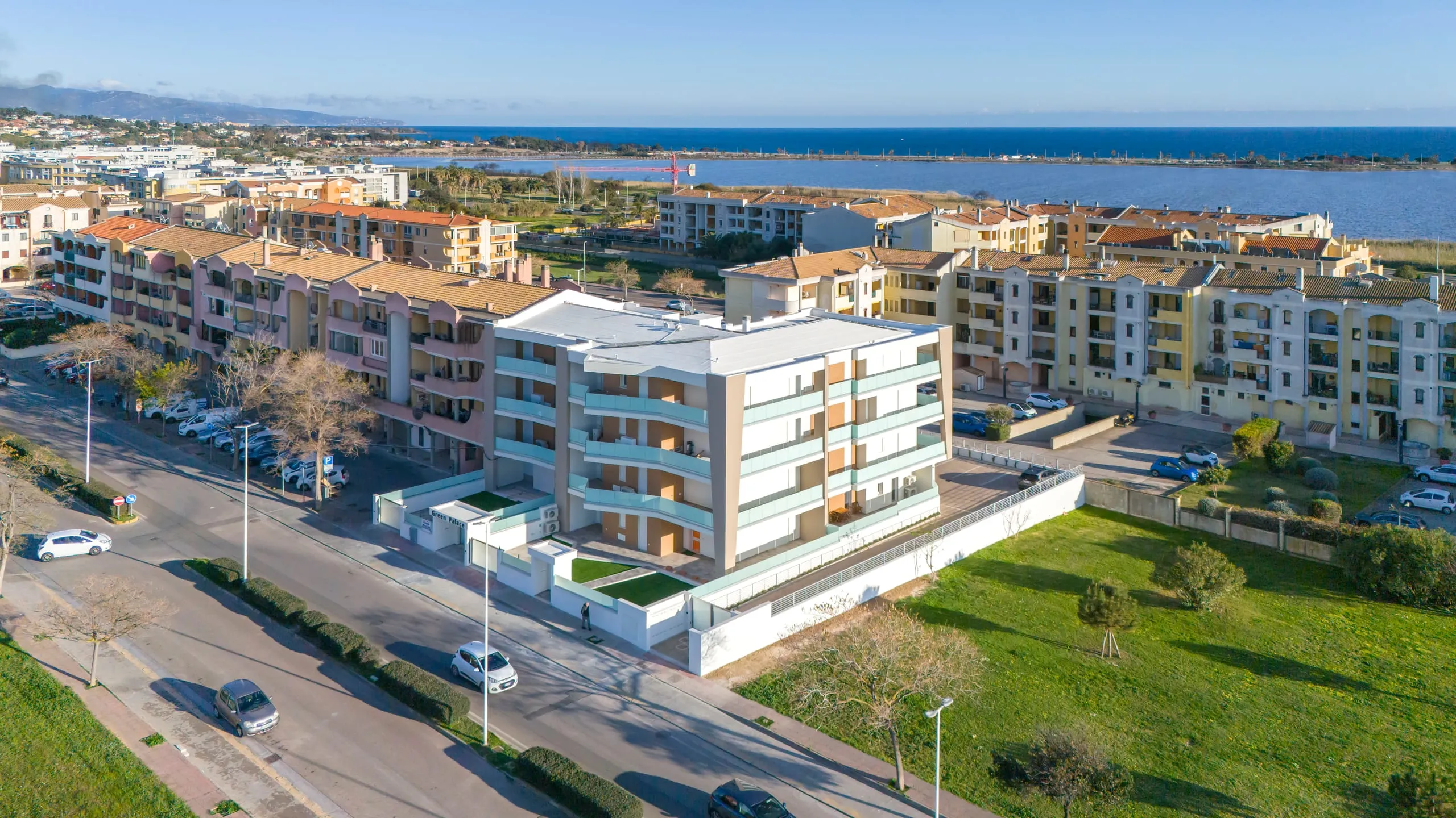 Palazzo Green Palace Quartello a Quartu Sant'Elena visto dal drone — parapetti in vetro installati su tutti i piani da Steelglass