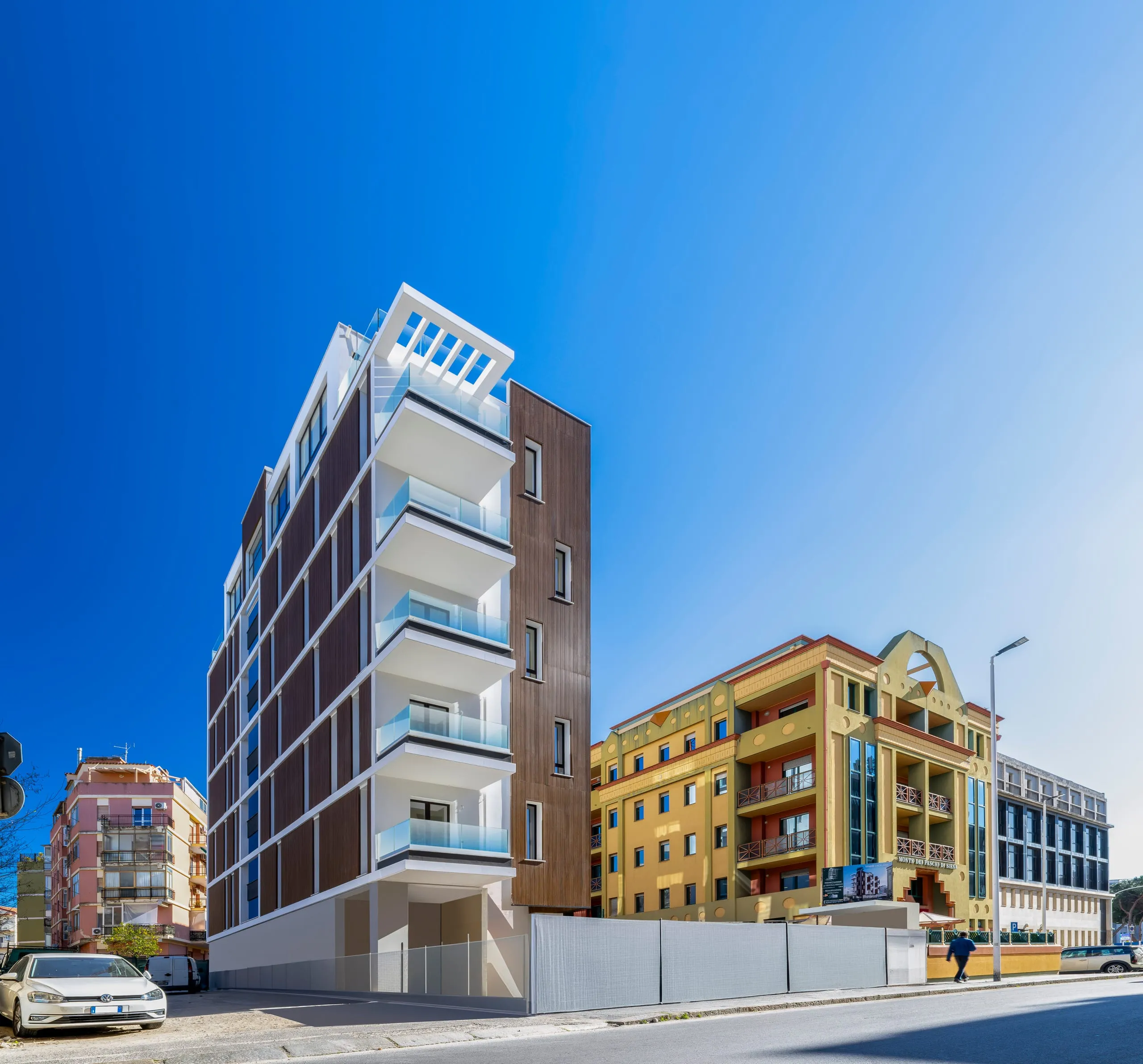Parapetto in vetro stratificato con fascione in alluminio su terrazzo a Cagliari