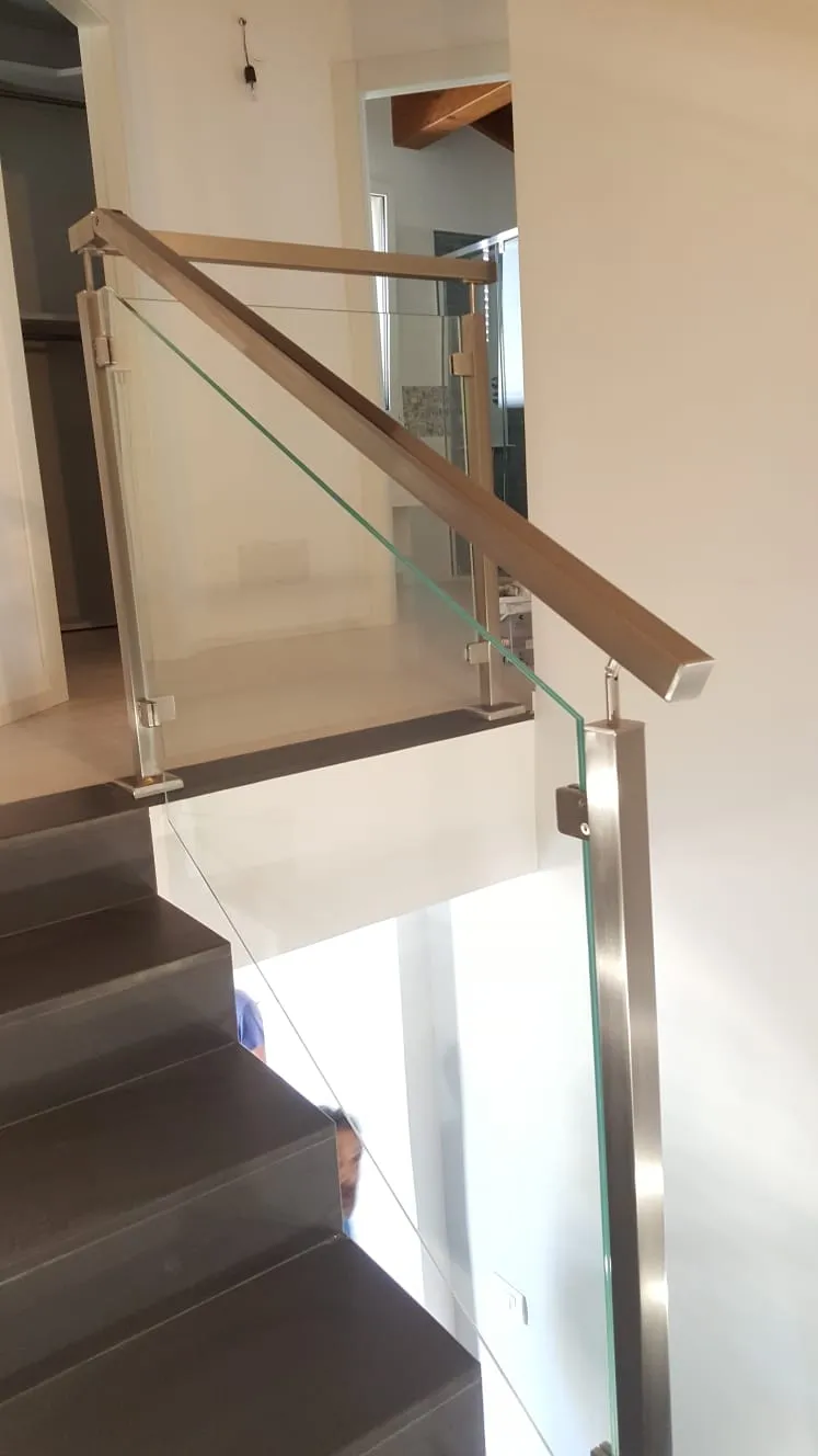 Ringhiera interna inox e vetro satinato ad Arborea, provincia di Oristano