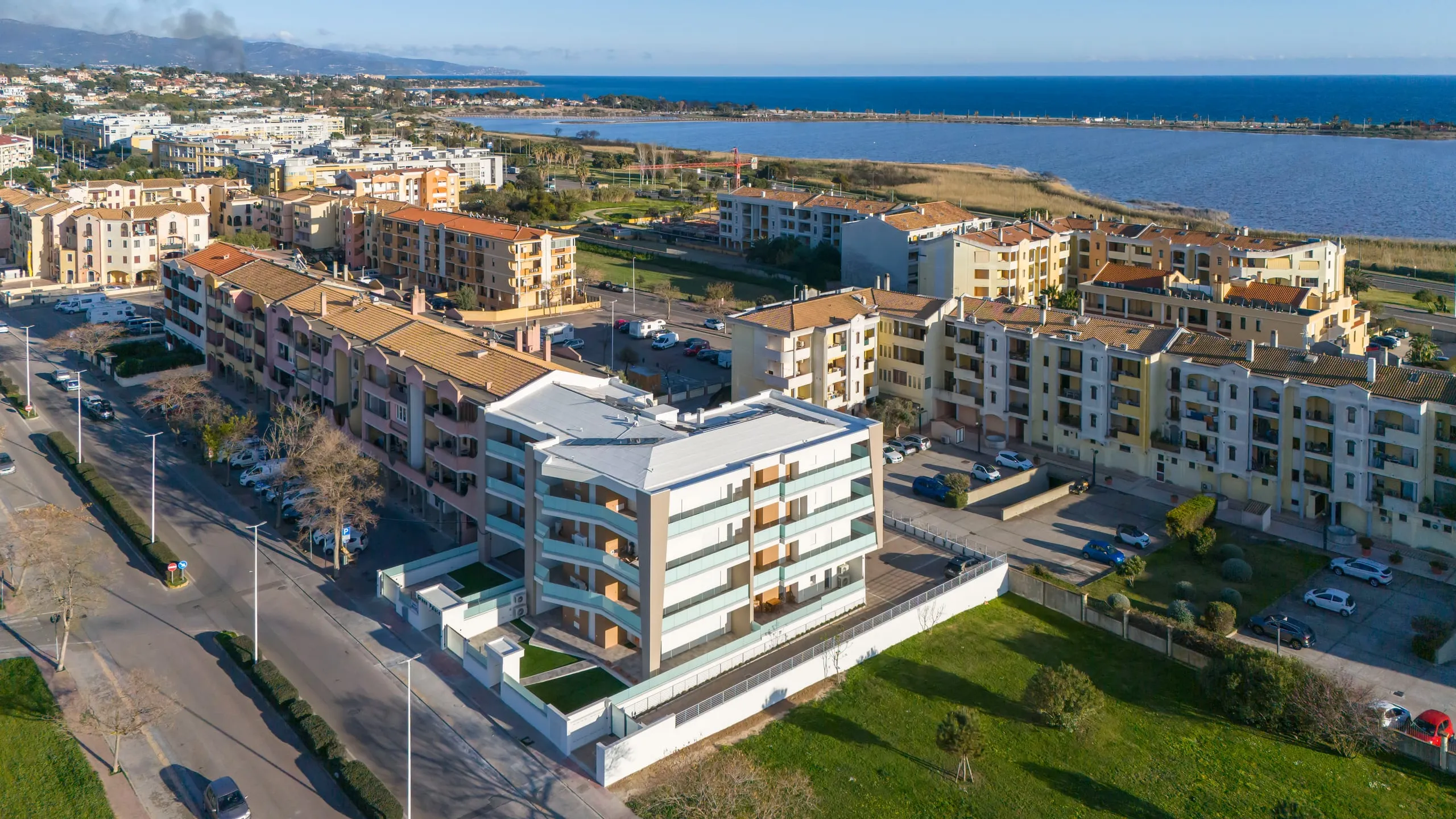 Vista aerea drone del Palazzo Green Palace al Quartello Quartu Sant'Elena — lavori parapetti in vetro su tutti i piani