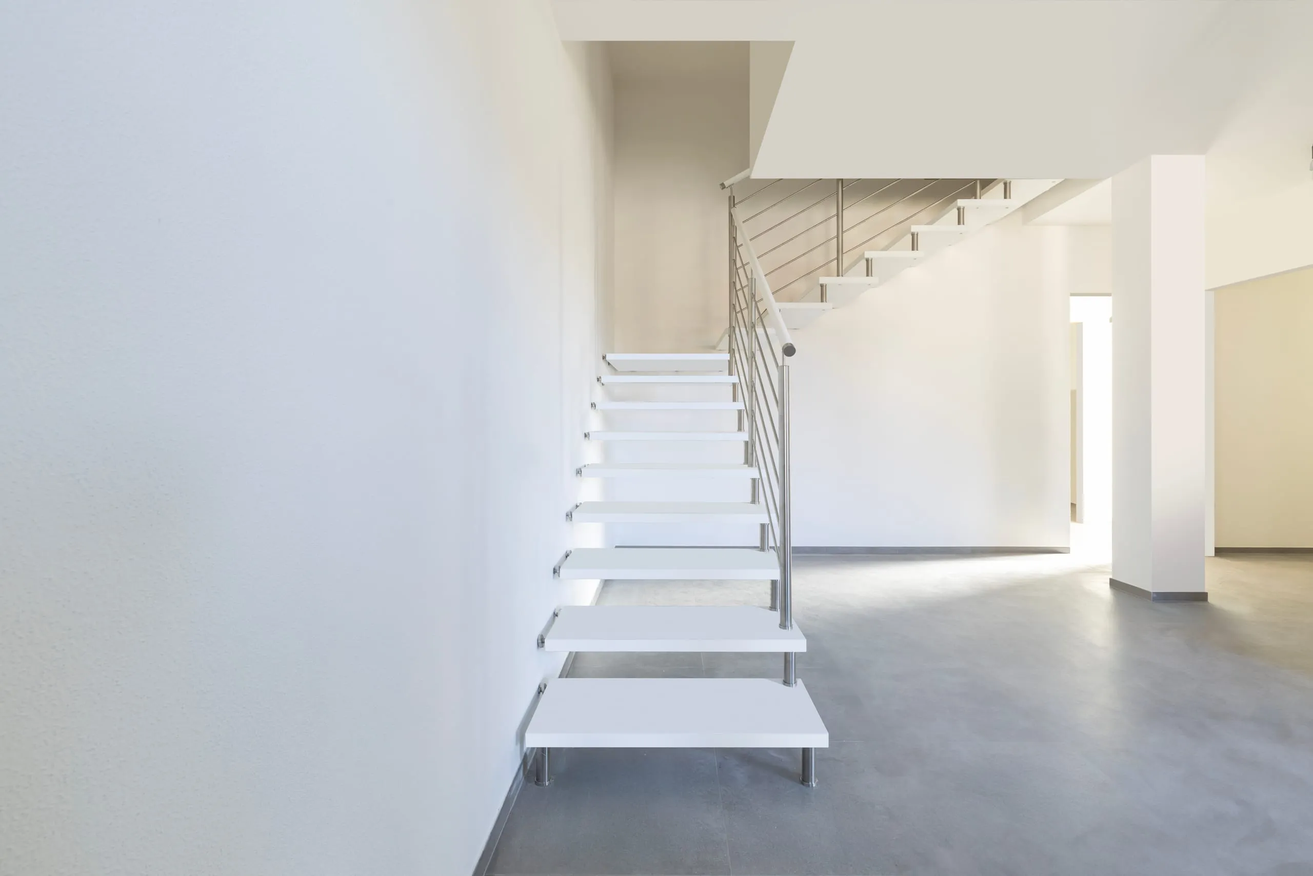 Scala a giorno con gradini a sbalzo in frassino massello e ringhiera in acciaio inox satinato a Monastir — 2