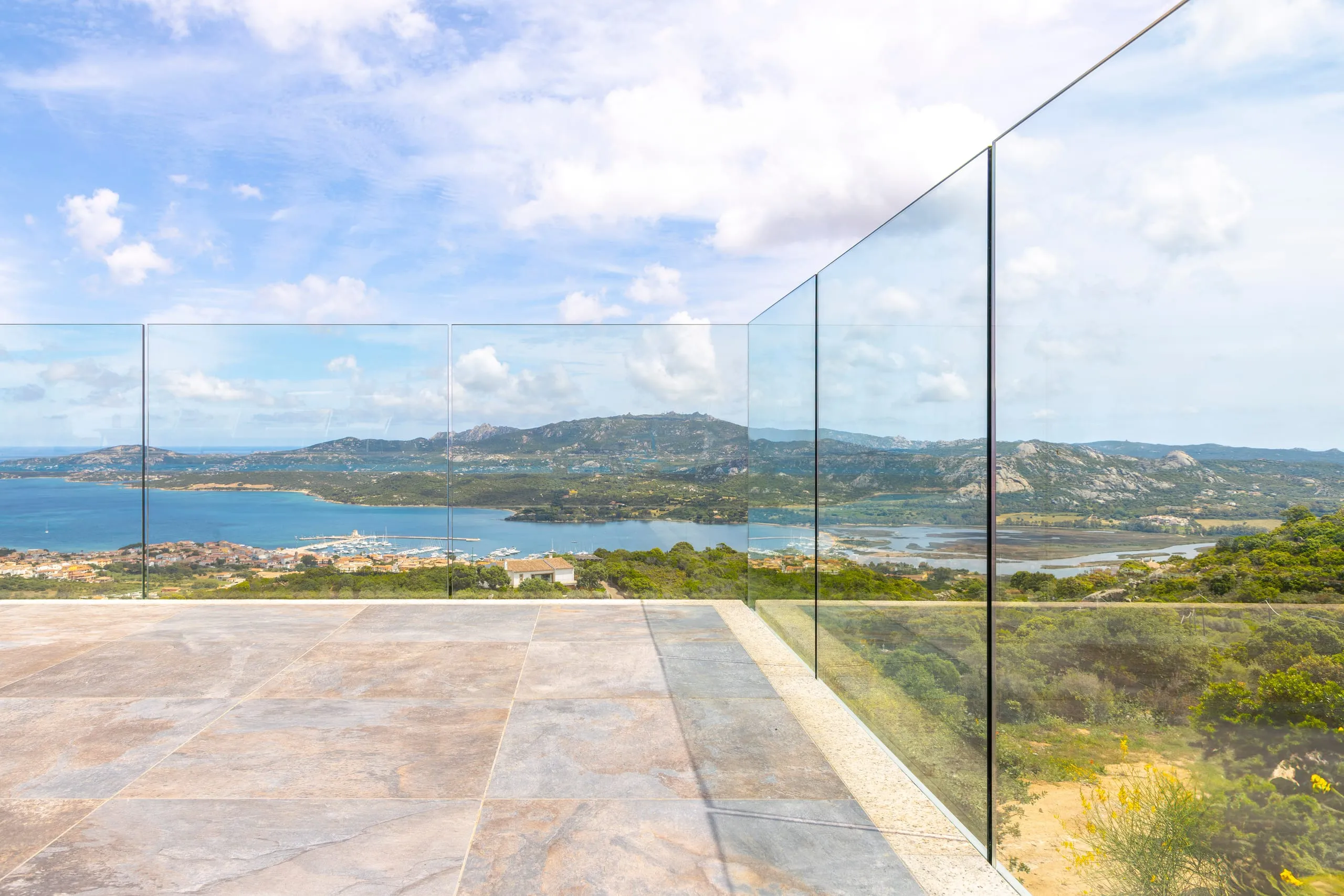 Dettaglio fissaggio a fascione tirafondi chimici del parapetto in vetro sulla terrazza della villa a Porto Cervo (Arzachena SS)