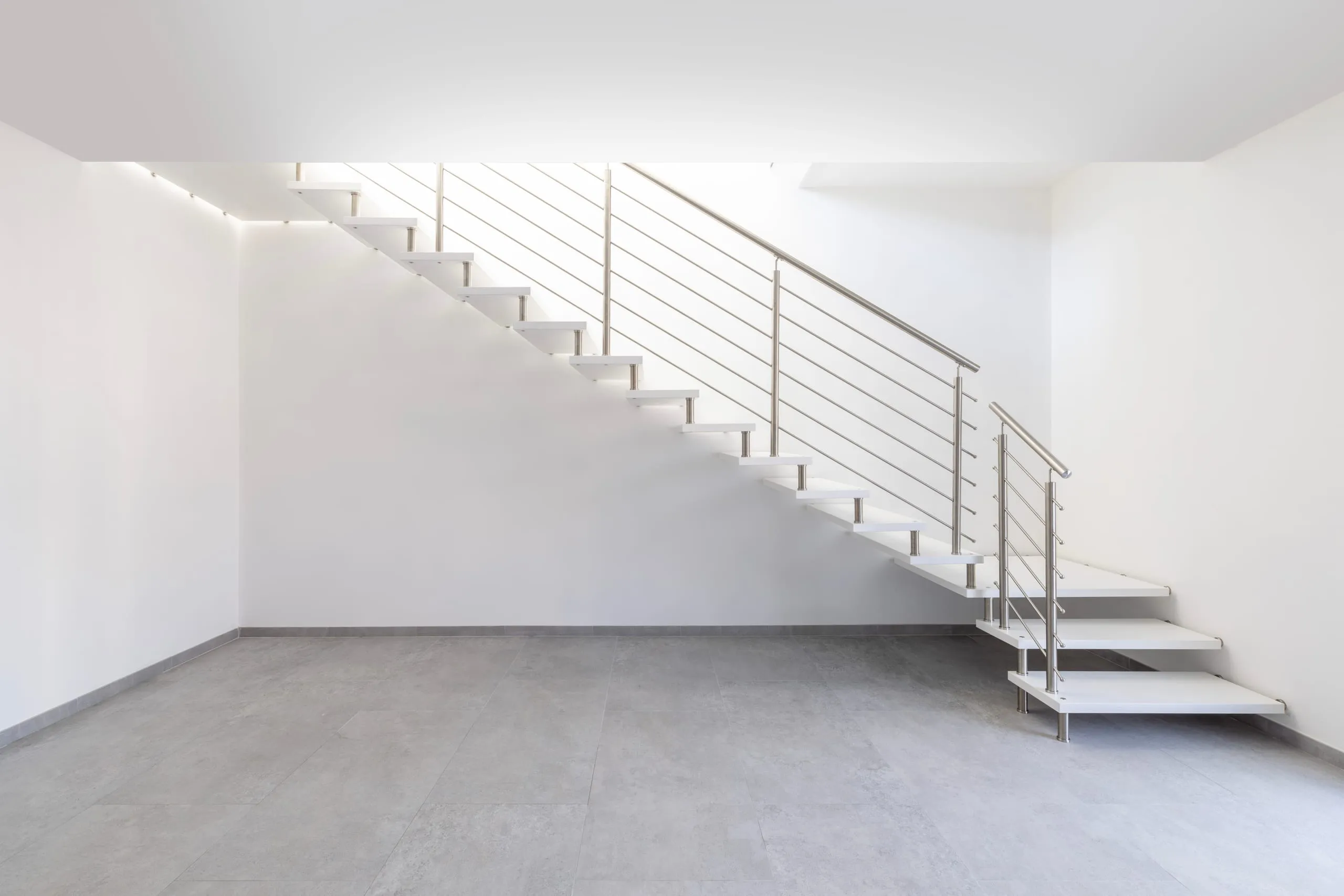 Scala a giorno con gradini a sbalzo in frassino e ringhiera in acciaio inox satinato a Guspini — 2