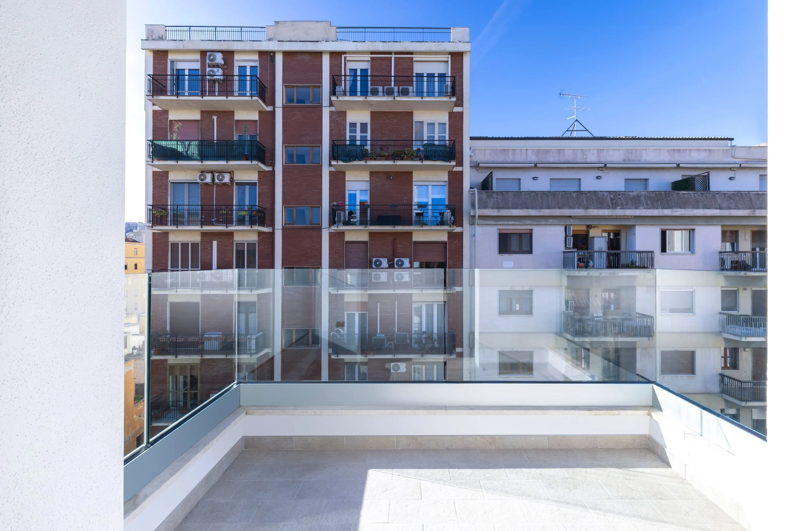 Parapetto in vetro stratificato con fascione in alluminio su terrazzo a Cagliari — 2