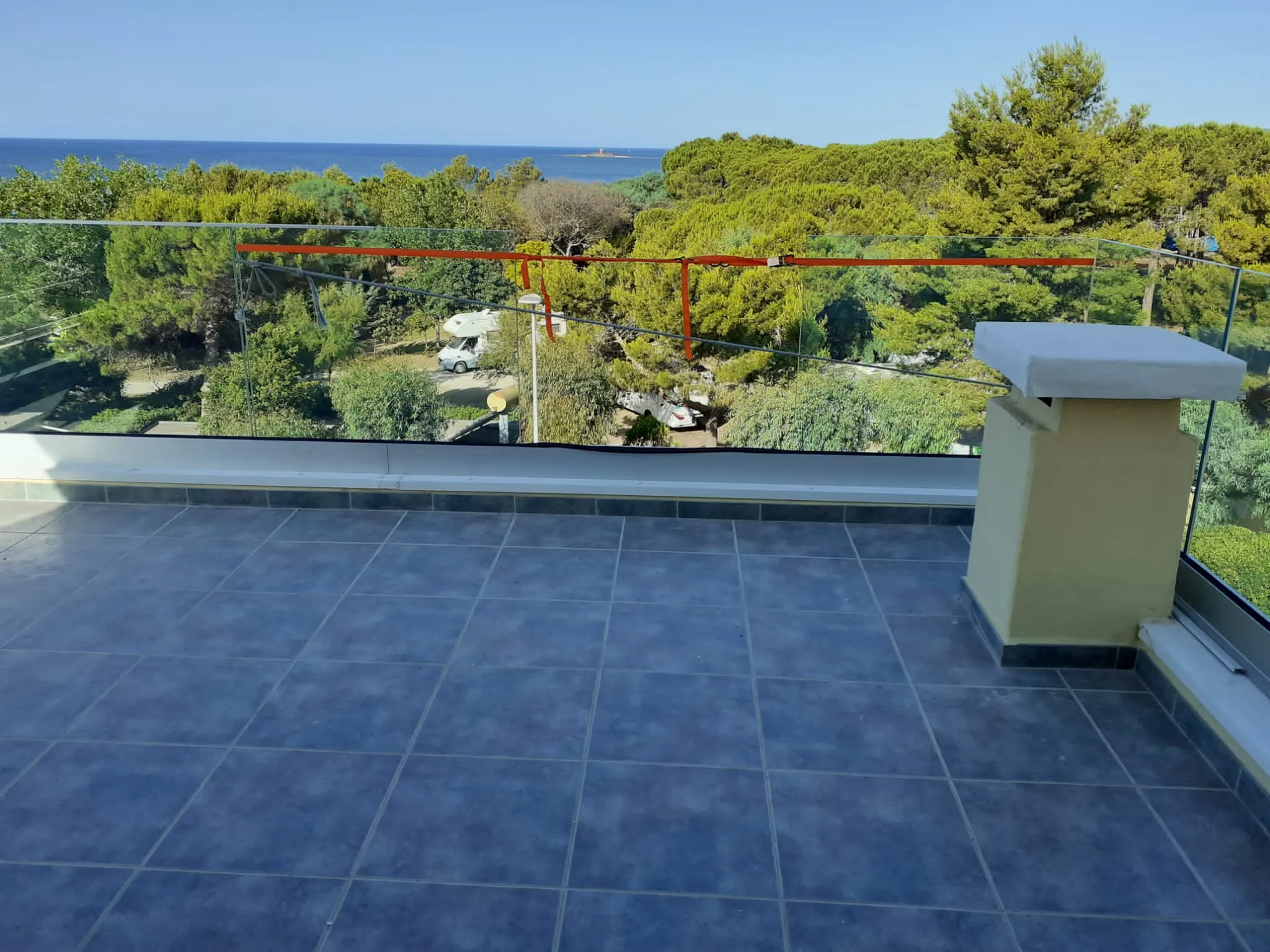 Dettaglio fissaggio del fascione del parapetto in vetro ad Alghero