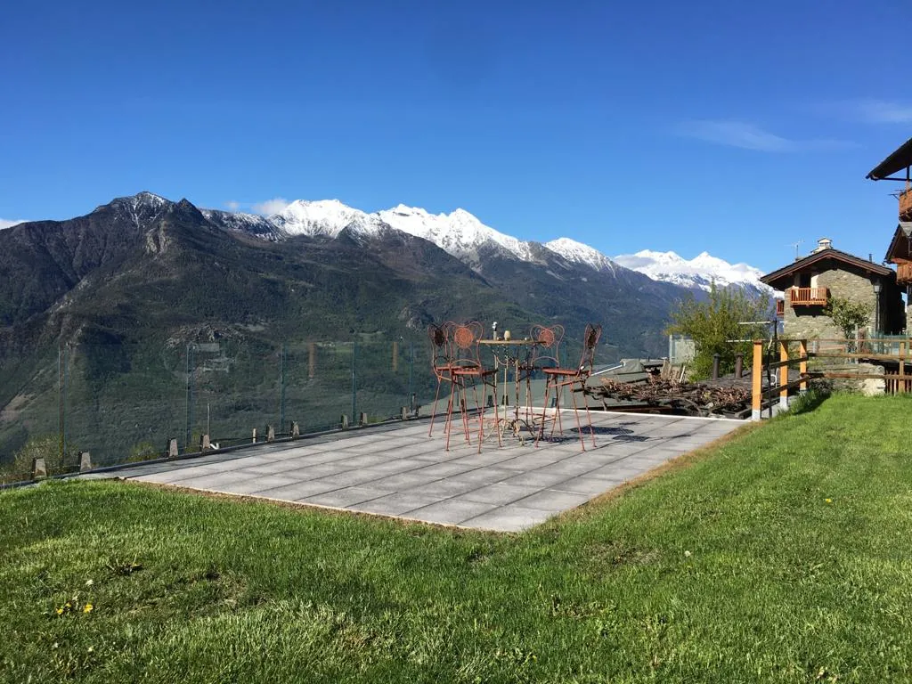 Parapetto in vetro esterno stratificato 10+10 PVB 1,52 — Saint-Vincent Courmayeur — dettaglio supporto pavimento inox 316 lucido