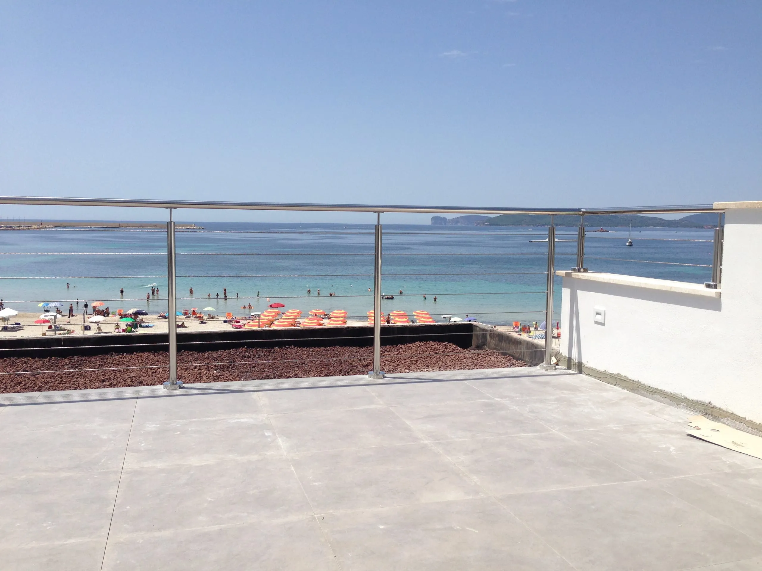 Panoramica completa della ringhiera a cavi inox AISI 316 ad Alghero