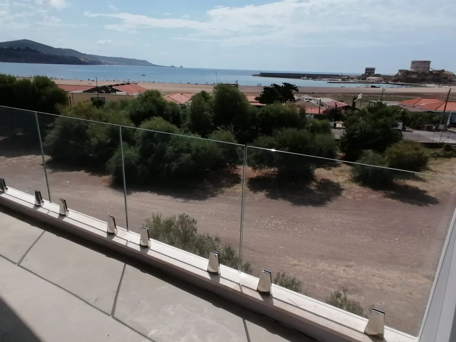 Panoramica completa della balaustra in vetro a morsetti a Bosa