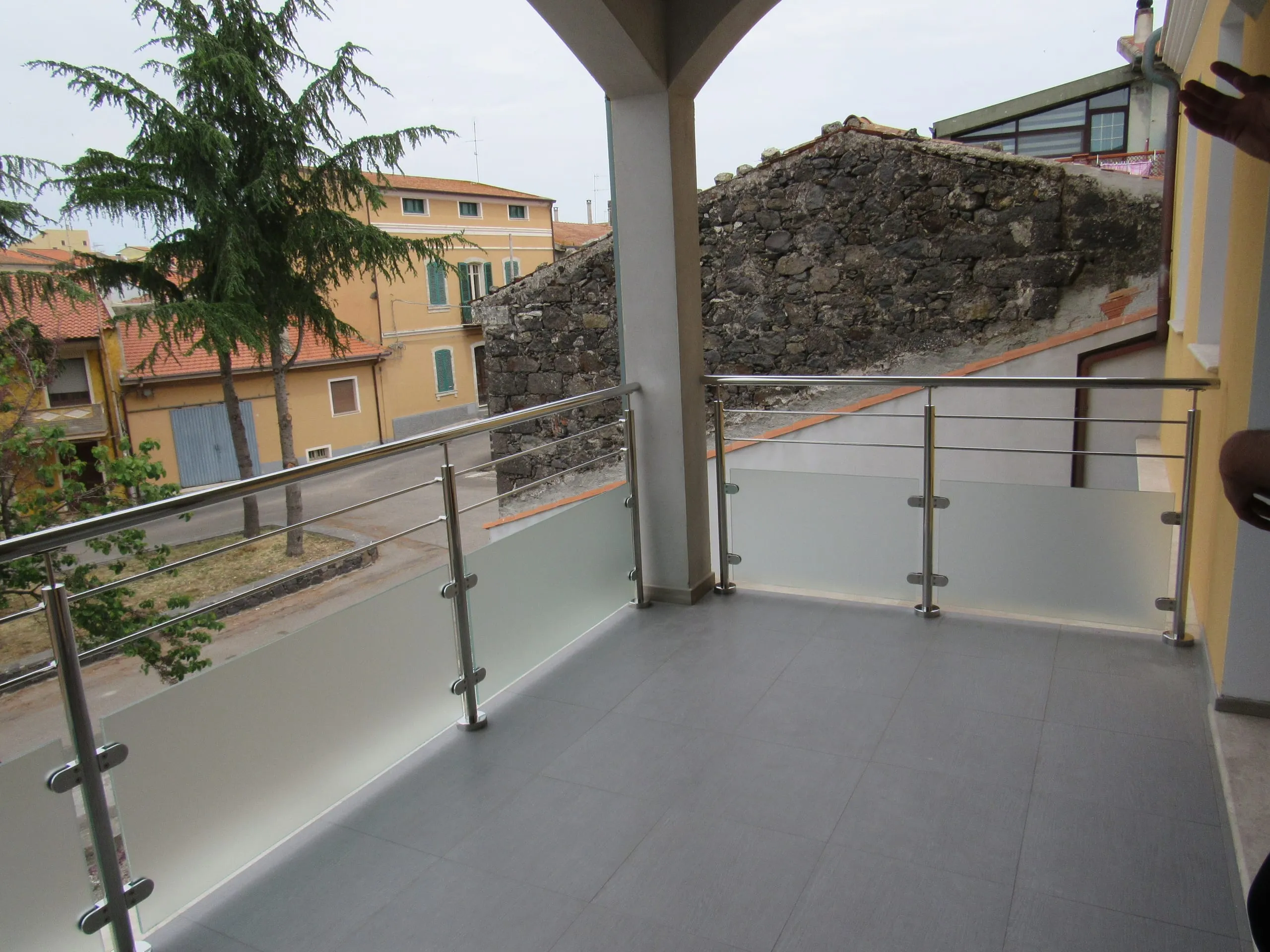 Panoramica completa della ringhiera inox con vetro a Pozzomaggiore (SS).