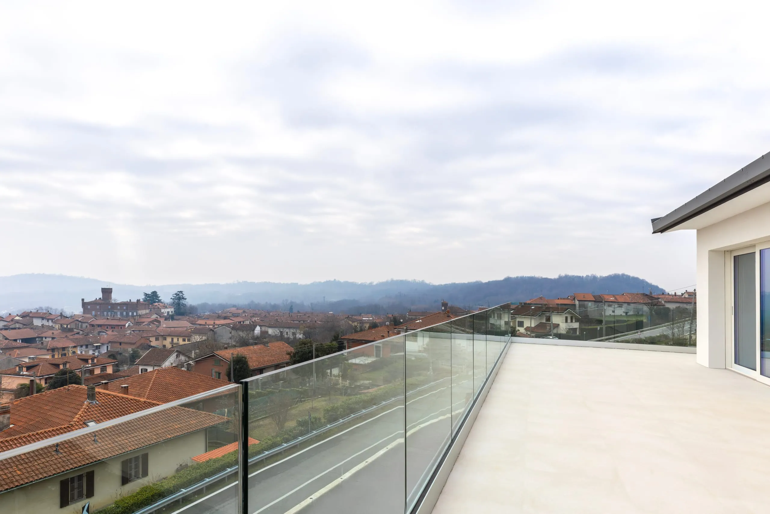 Panoramica completa del parapetto in vetro trasparente a Candia Canavese