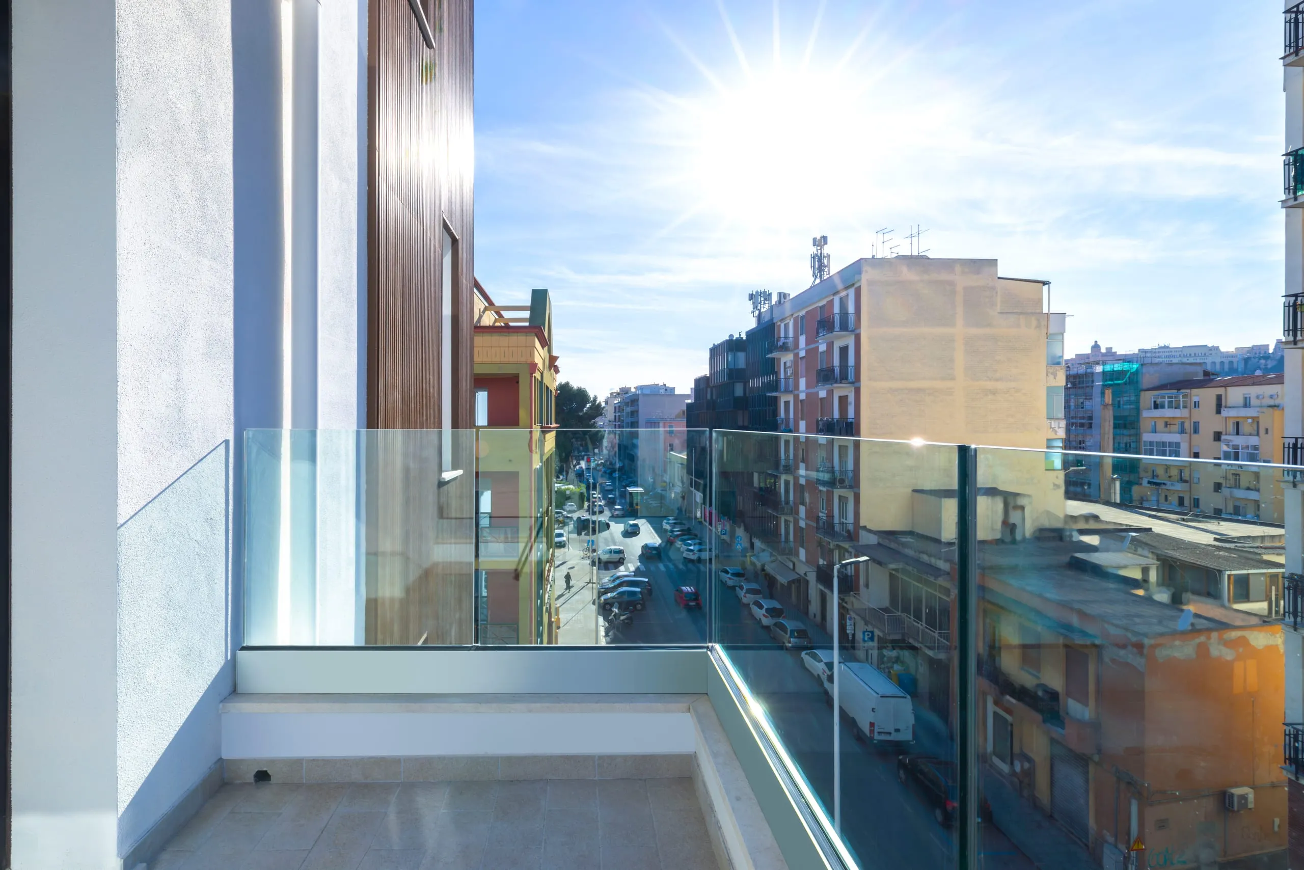 Parapetto in vetro stratificato con fascione in alluminio su terrazzo a Cagliari — 3