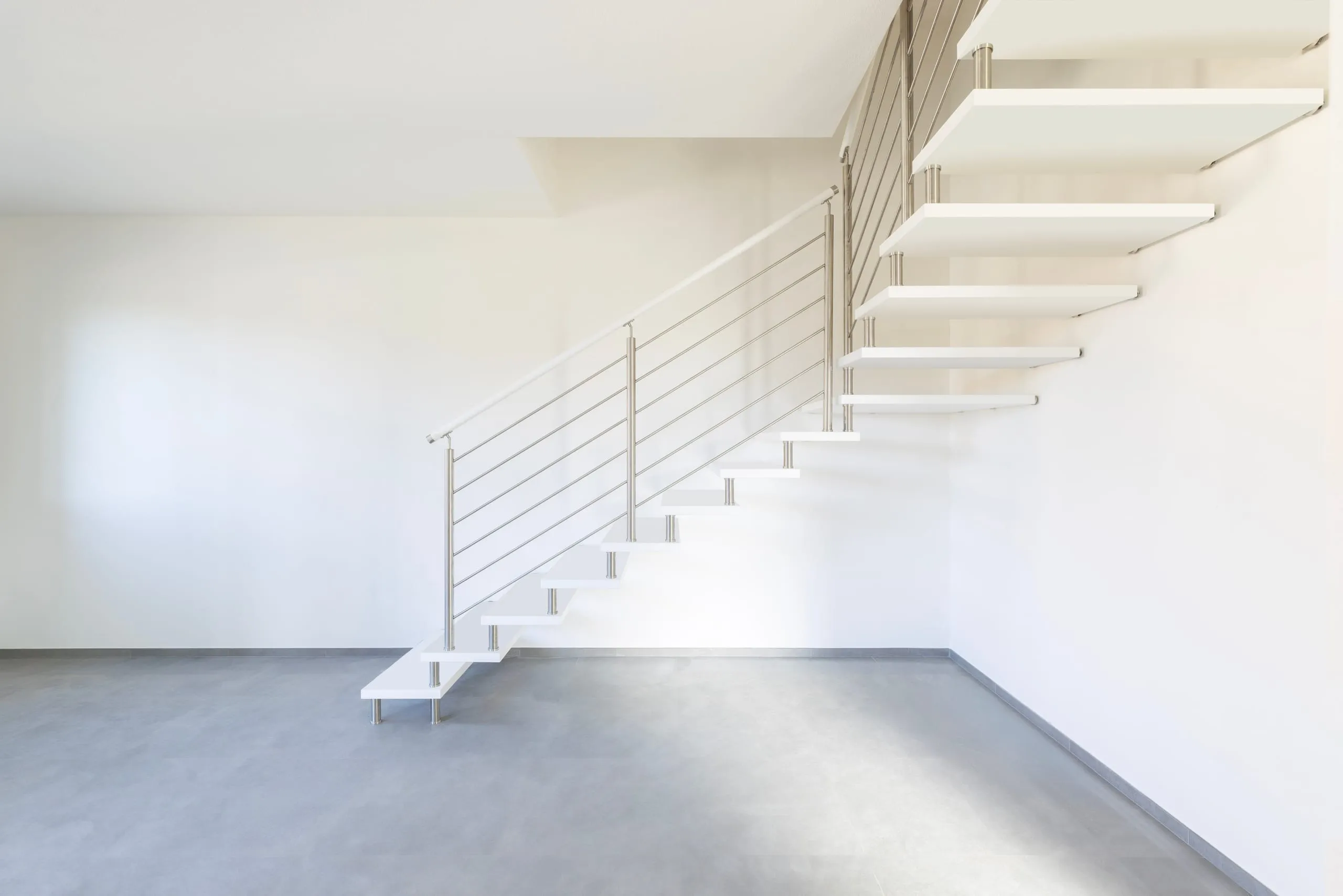 Scala a giorno con gradini a sbalzo in frassino massello e ringhiera in acciaio inox satinato a Monastir — 3