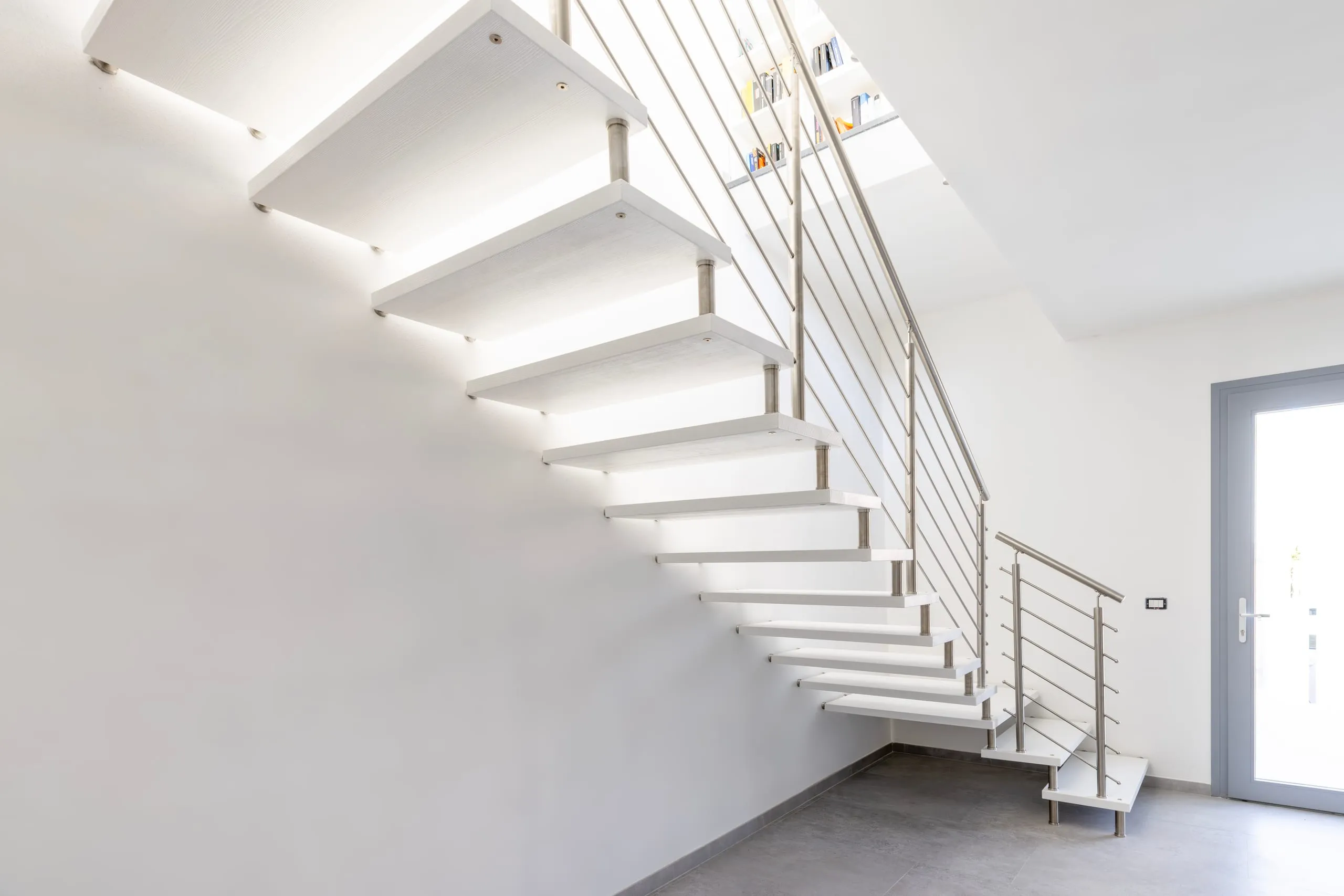 Scala a giorno con gradini a sbalzo in frassino e ringhiera in acciaio inox satinato a Guspini — 3