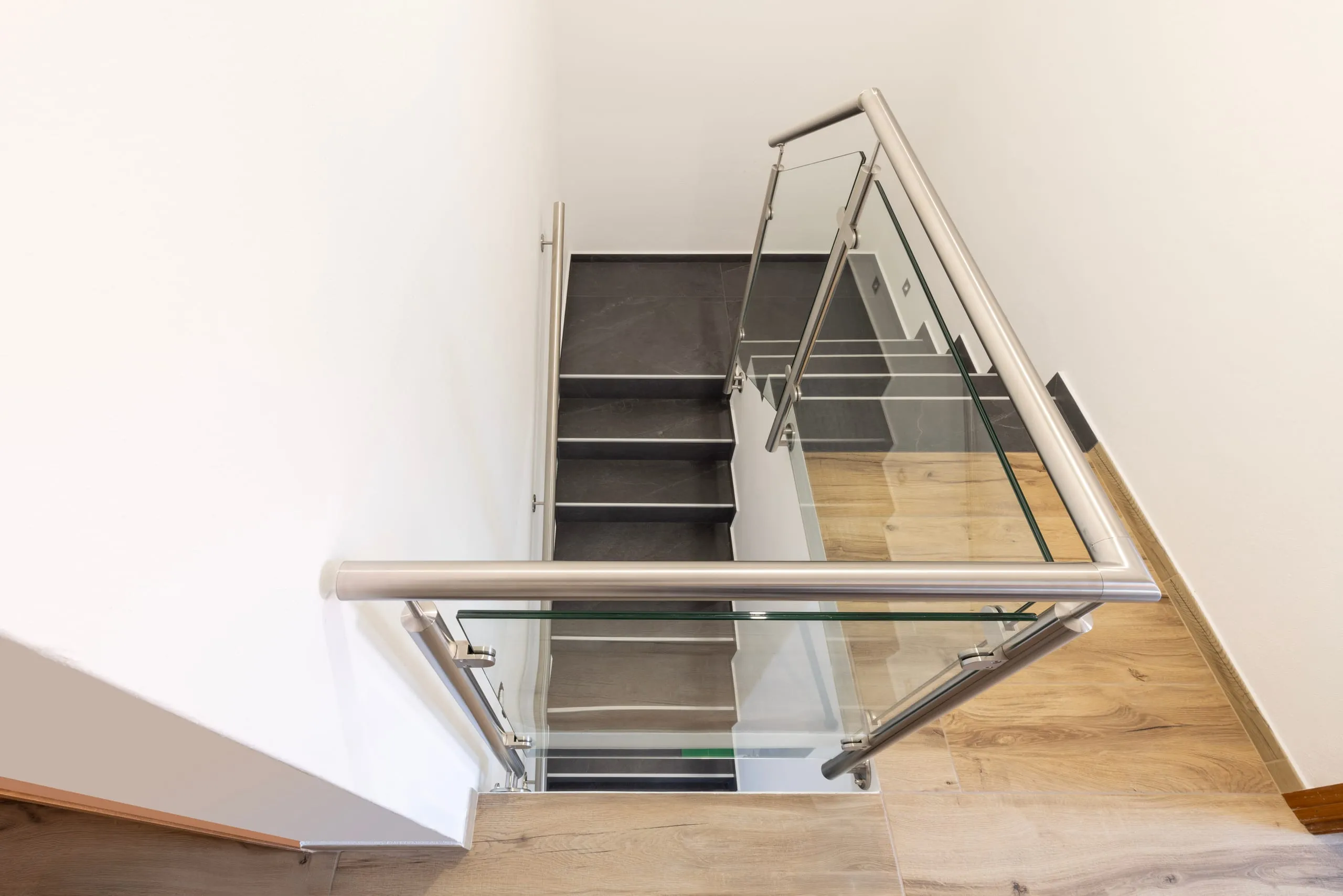 Ringhiera interna in acciaio inox satinato con vetro stratificato a Oristano — 3