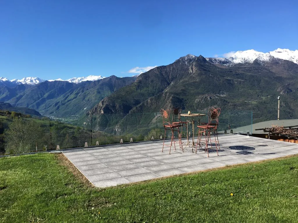 Parapetto esterno in vetro trasparente Saint-Vincent Courmayeur Valle d'Aosta — terrazza con luce naturale sulle montagne
