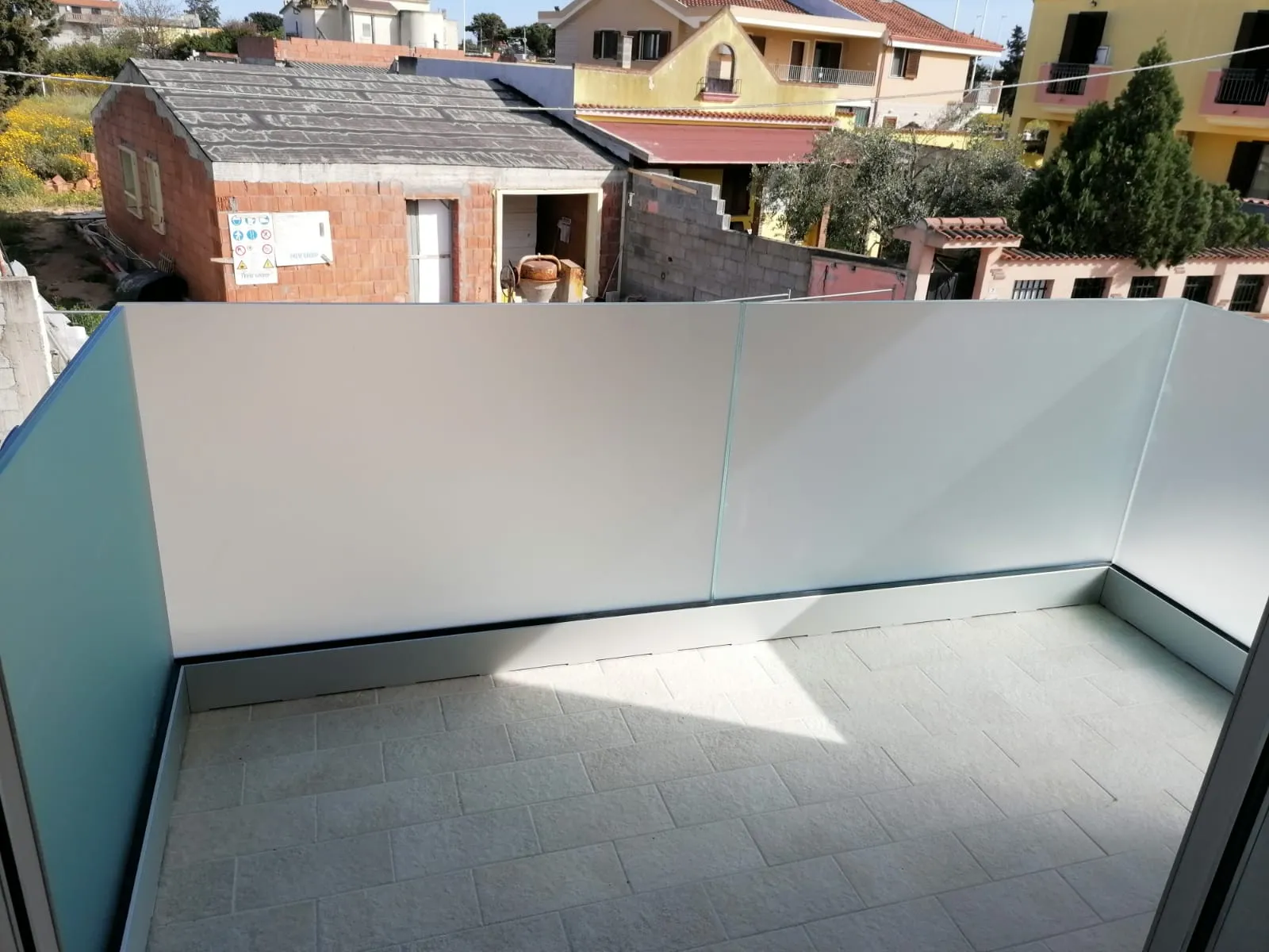 Panoramica completa del parapetto in vetro doppio satinato a Cagliari