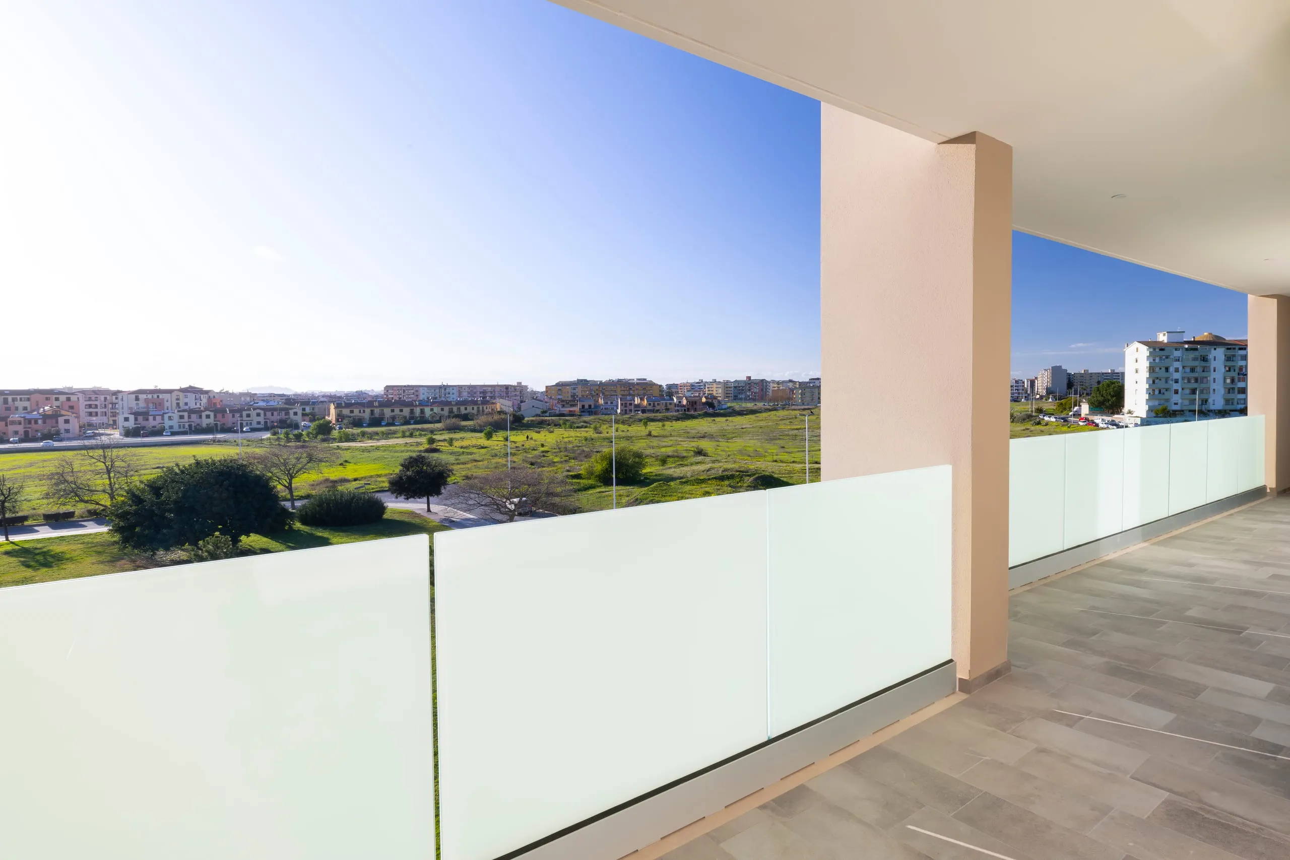 Panoramica attico Palazzo Green Palace Quartello — parapetto in vetro satinato con fascione alluminio Quartu SE