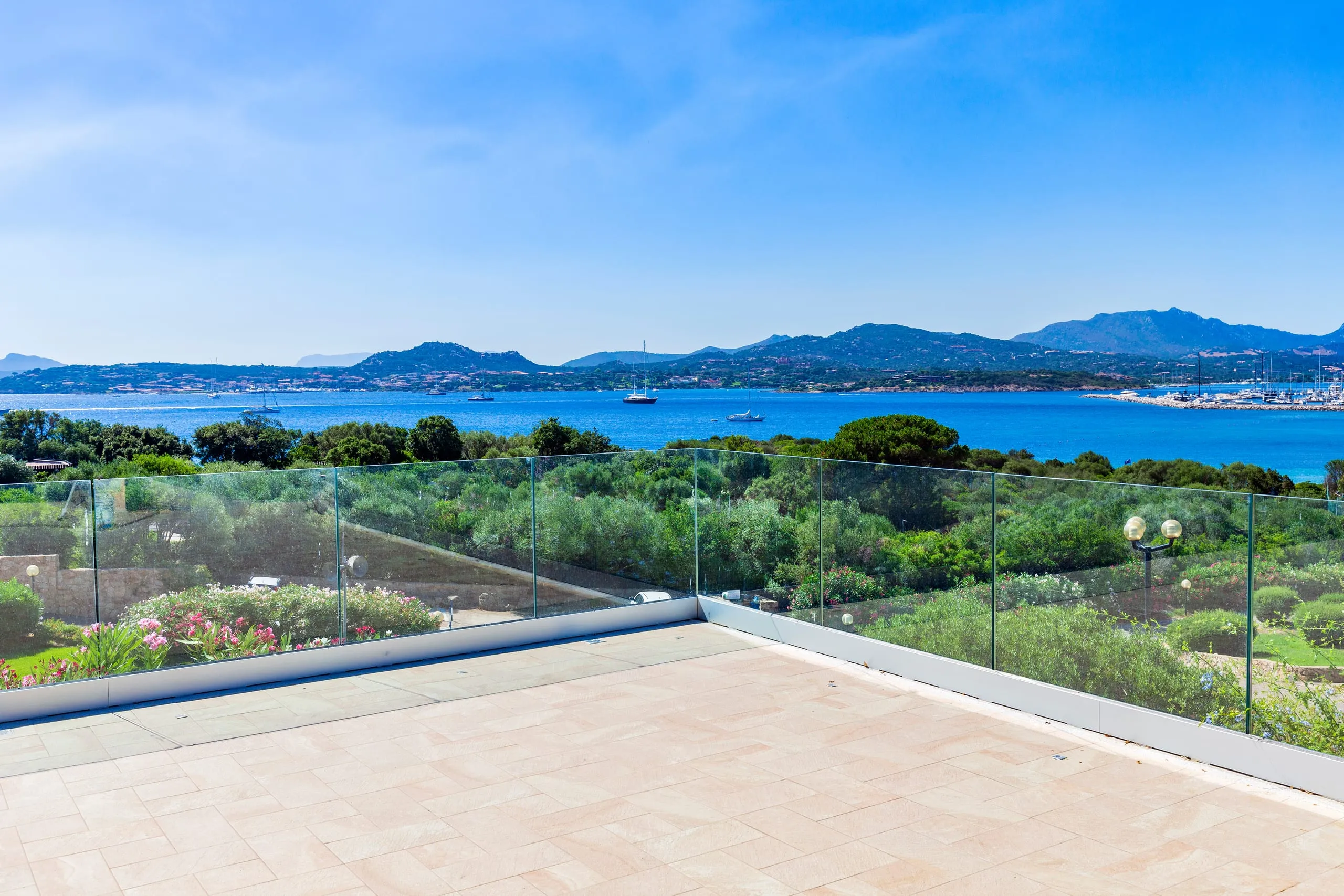 Panoramica completa del parapetto in vetro con fascione a Olbia, Gallura