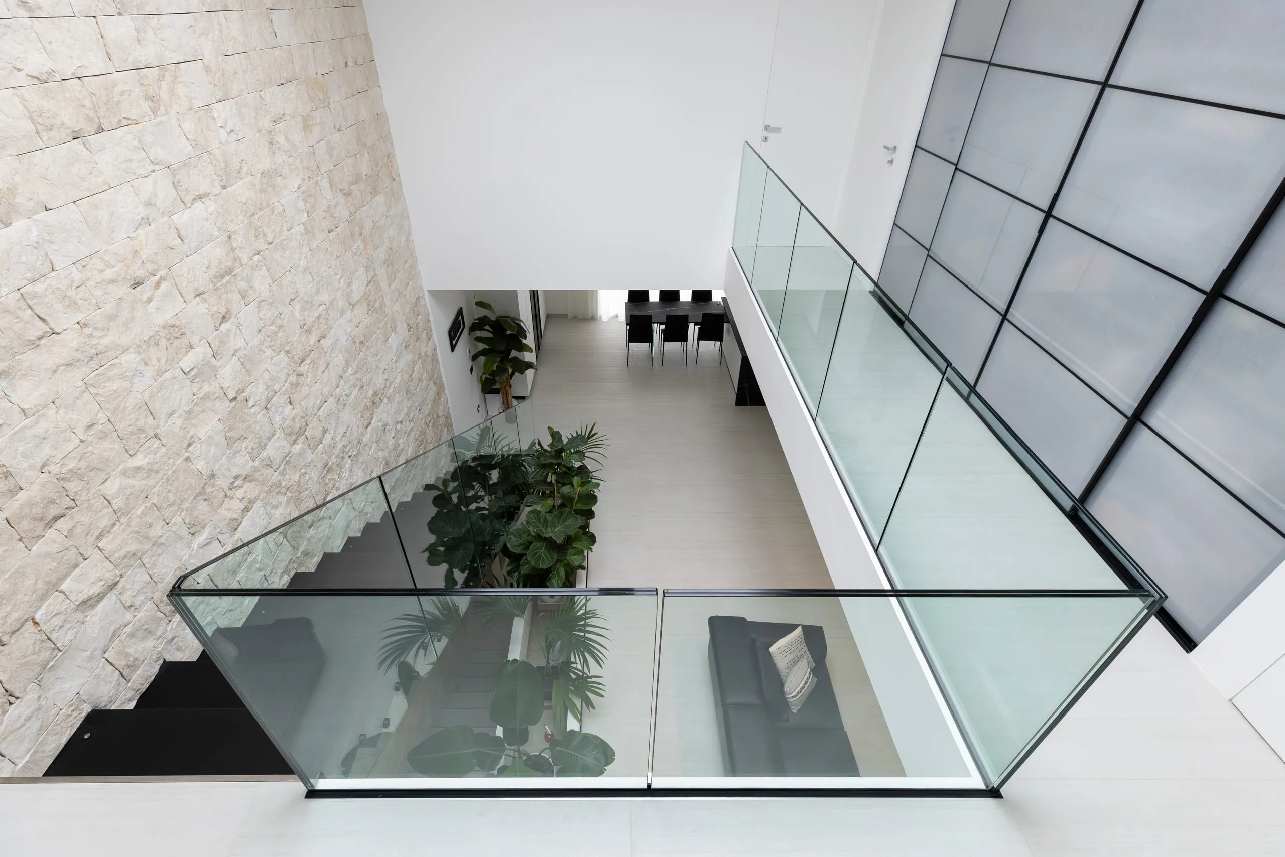 Panoramica completa del parapetto in vetro con luce LED integrata a Tortolì