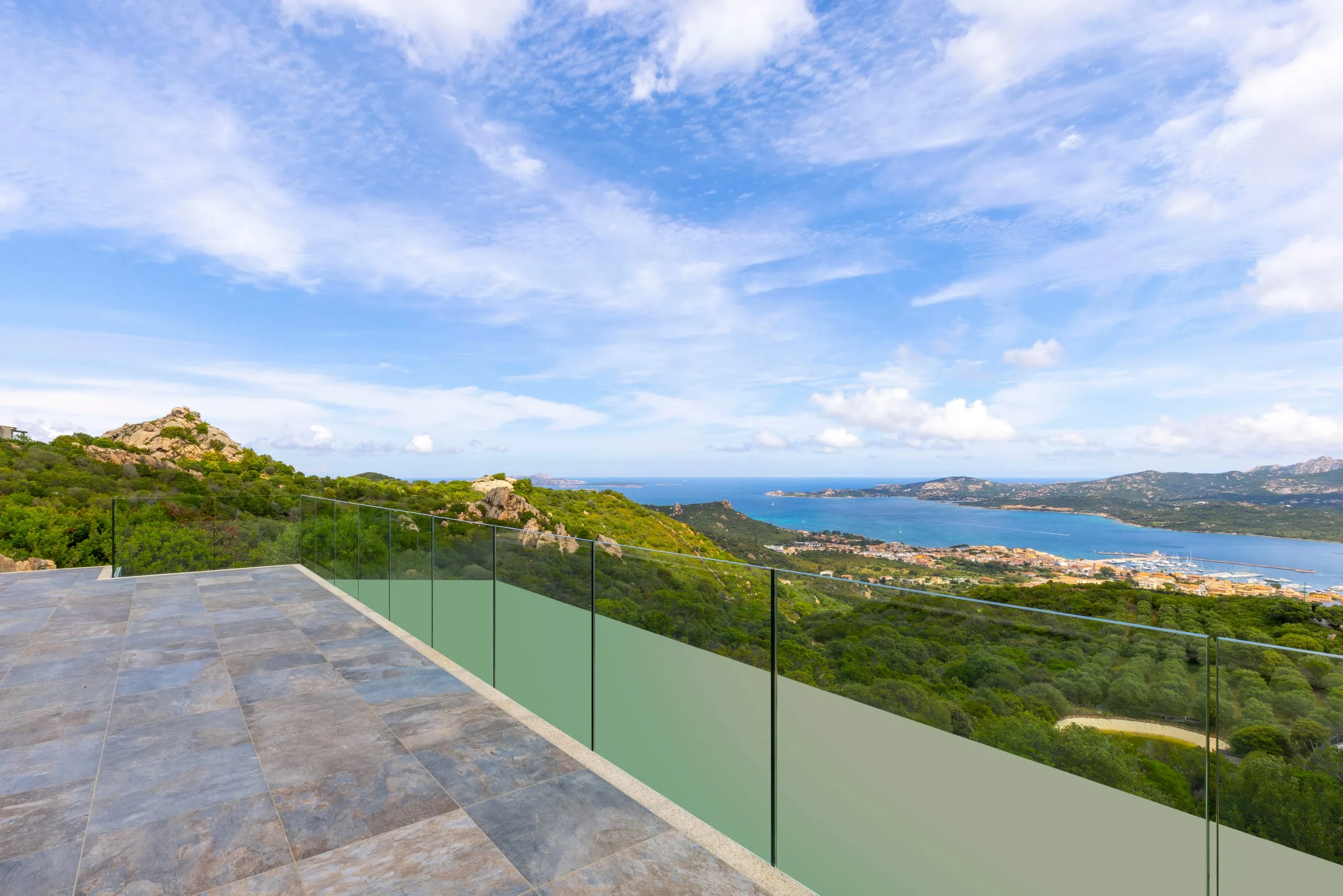 Panoramica completa della villa a Porto Cervo (Arzachena SS) con parapetto in vetro 10+10 PVB 1,52 mm — Costa Smeralda