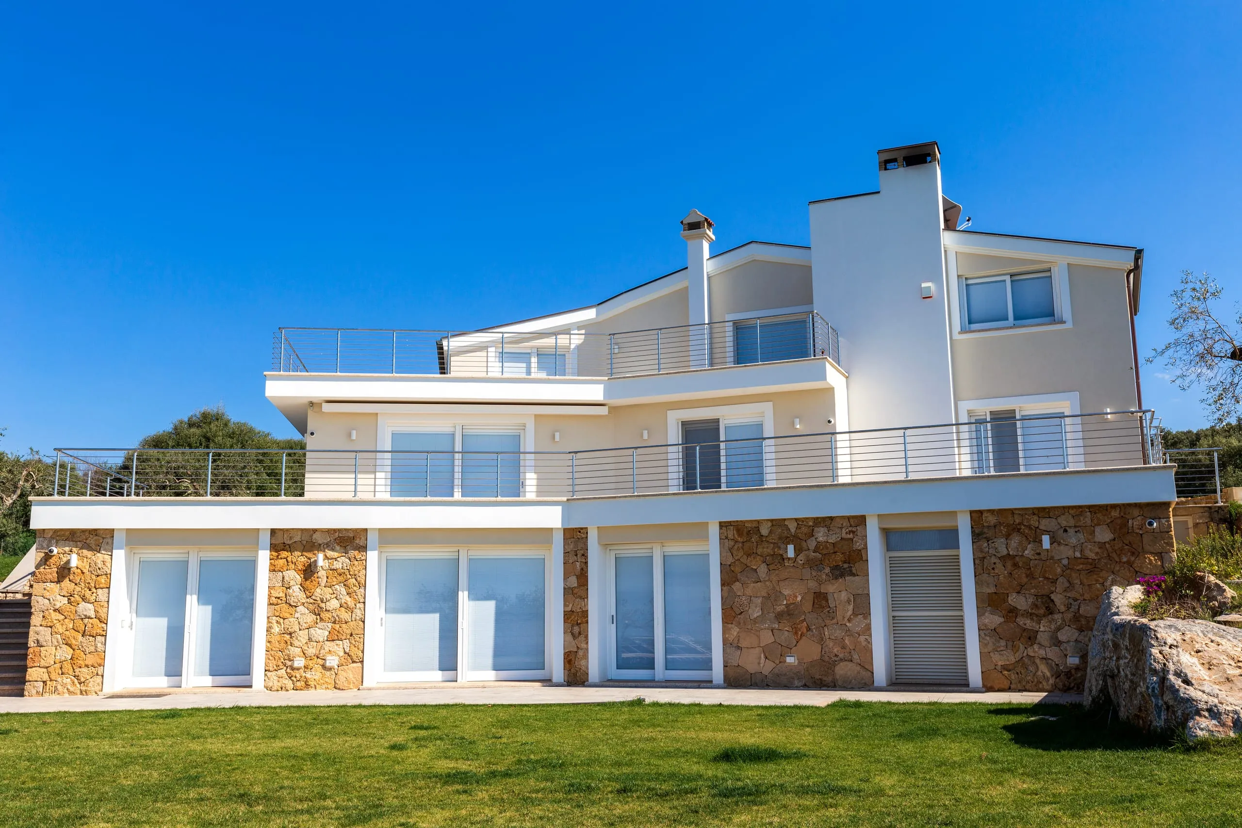 Panoramica completa ringhiera inox AISI 316 lucida villa Alghero SS, corrimano disassato anti-scavalcamento