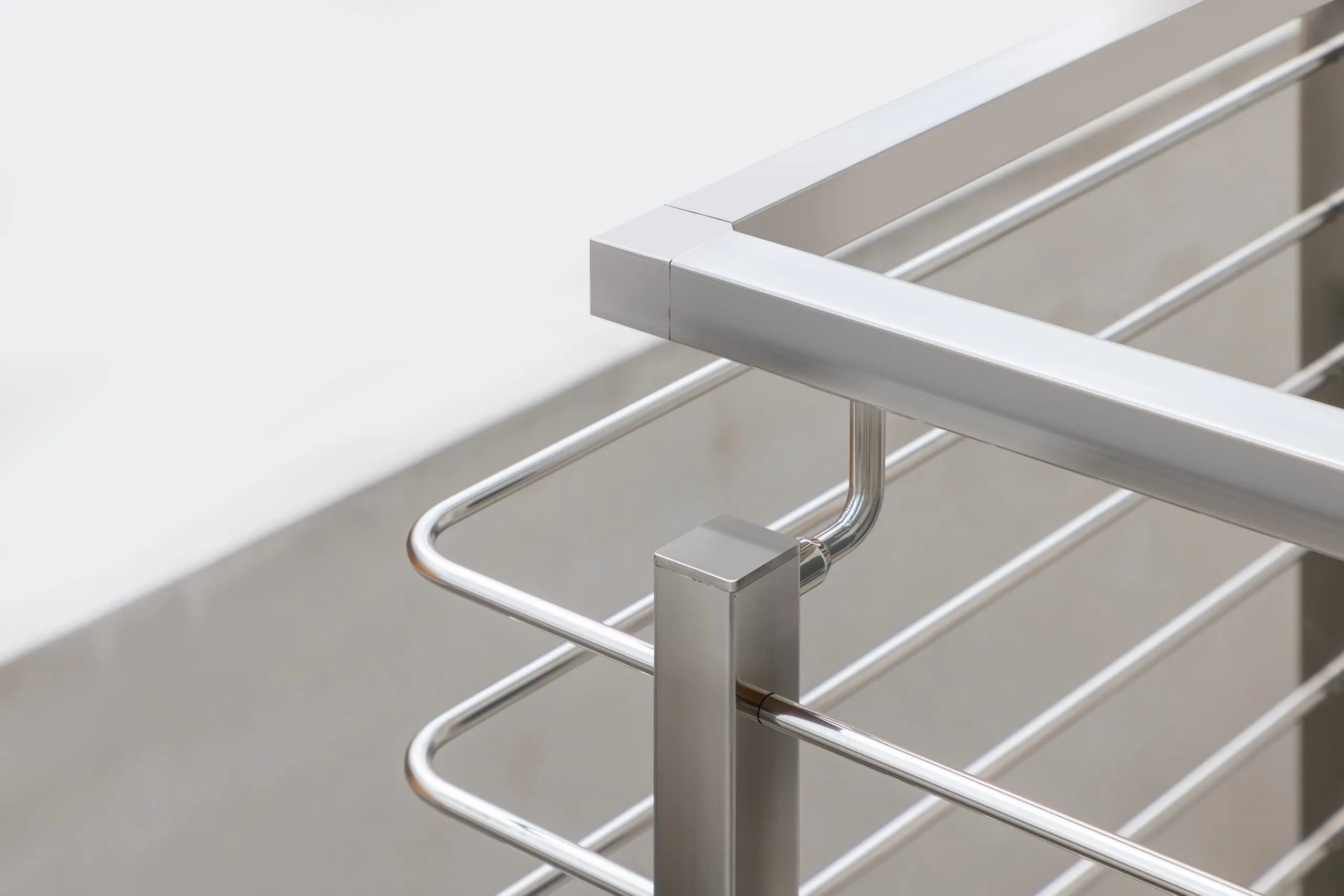 Ringhiera esterna in acciaio inox 316 con traversi orizzontali e corrimano disassato a Cala Gonone — 3