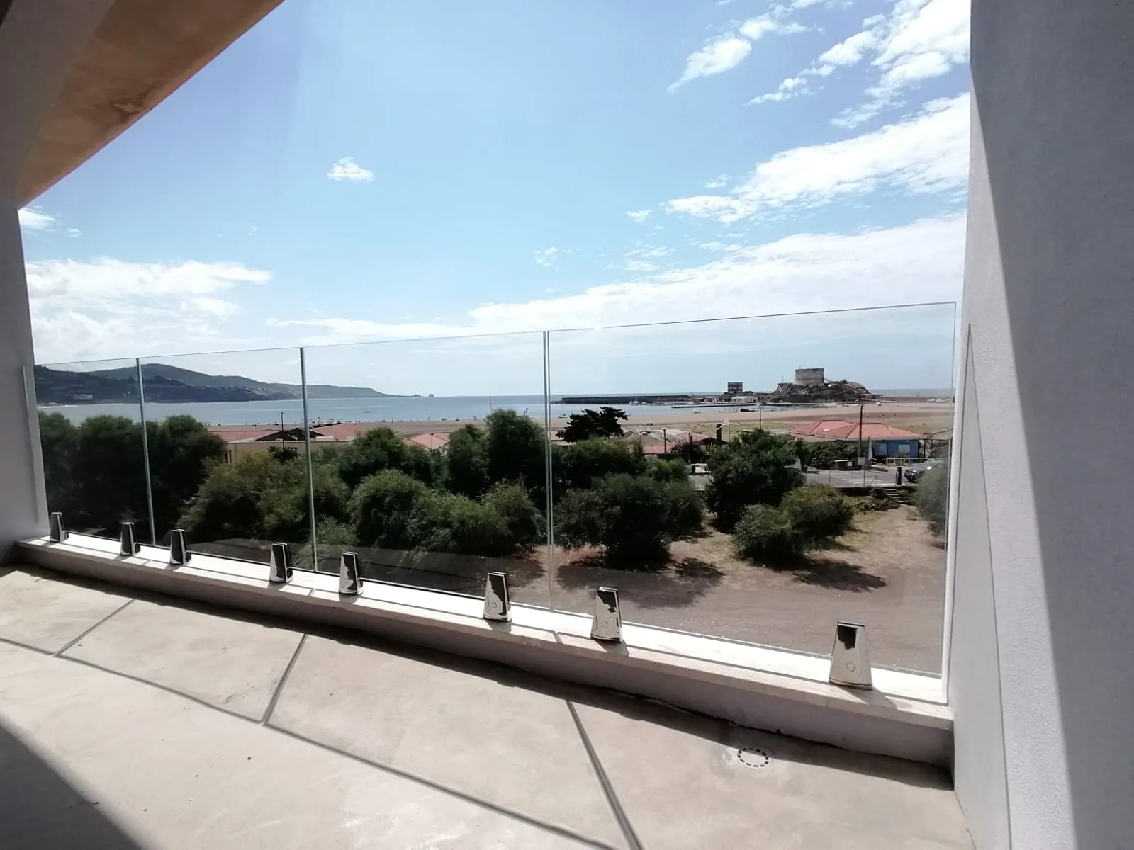 Vista laterale del parapetto in vetro a Bosa Marina