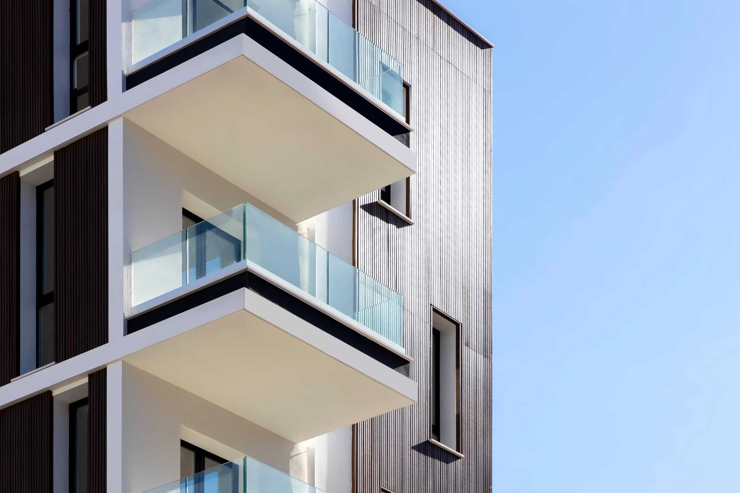 Parapetto in vetro stratificato con fascione in alluminio su terrazzo a Cagliari — 4