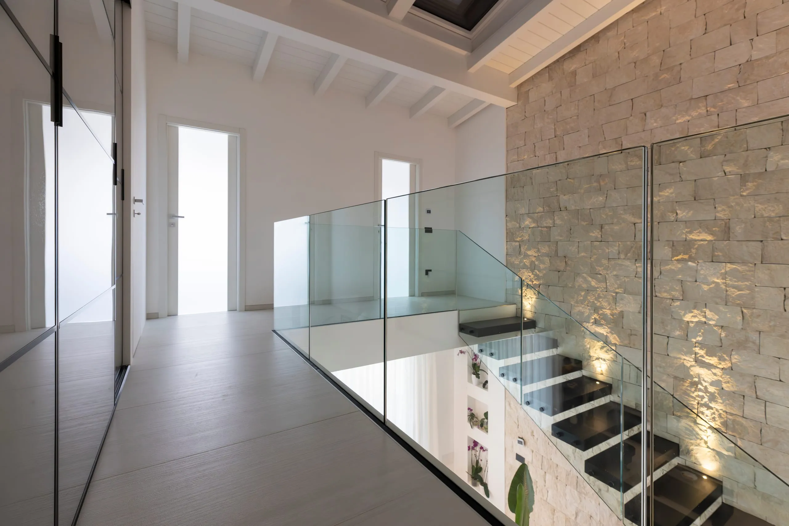 Parapetto in vetro interno con fascione e borchie per scala a giorno — Servizio fotografico Tortolì OG