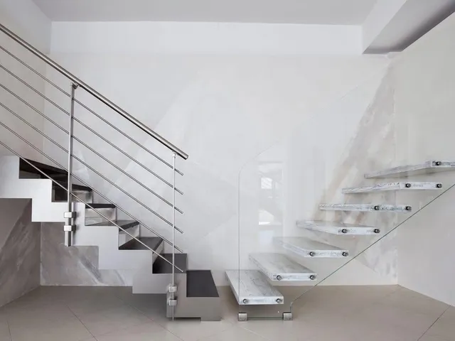 Showroom Steelglass di Cagliari, finiture inox — foto 4