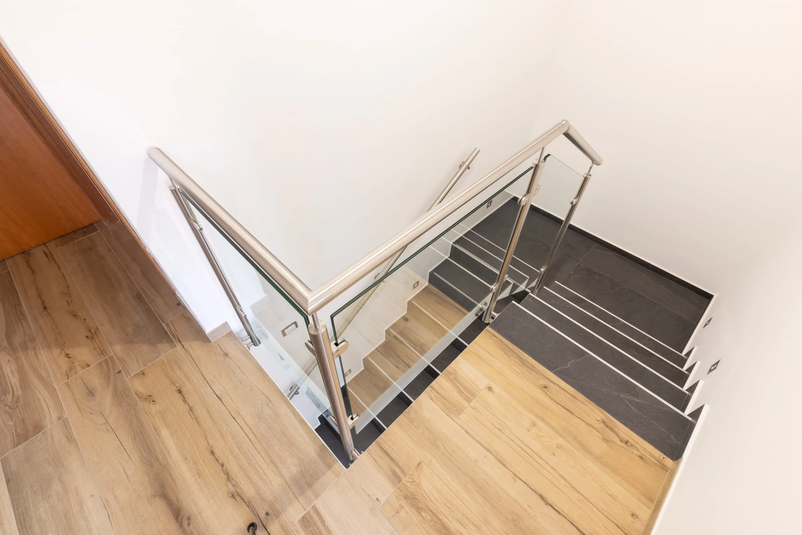 Ringhiera interna in acciaio inox satinato con vetro stratificato a Oristano — 4