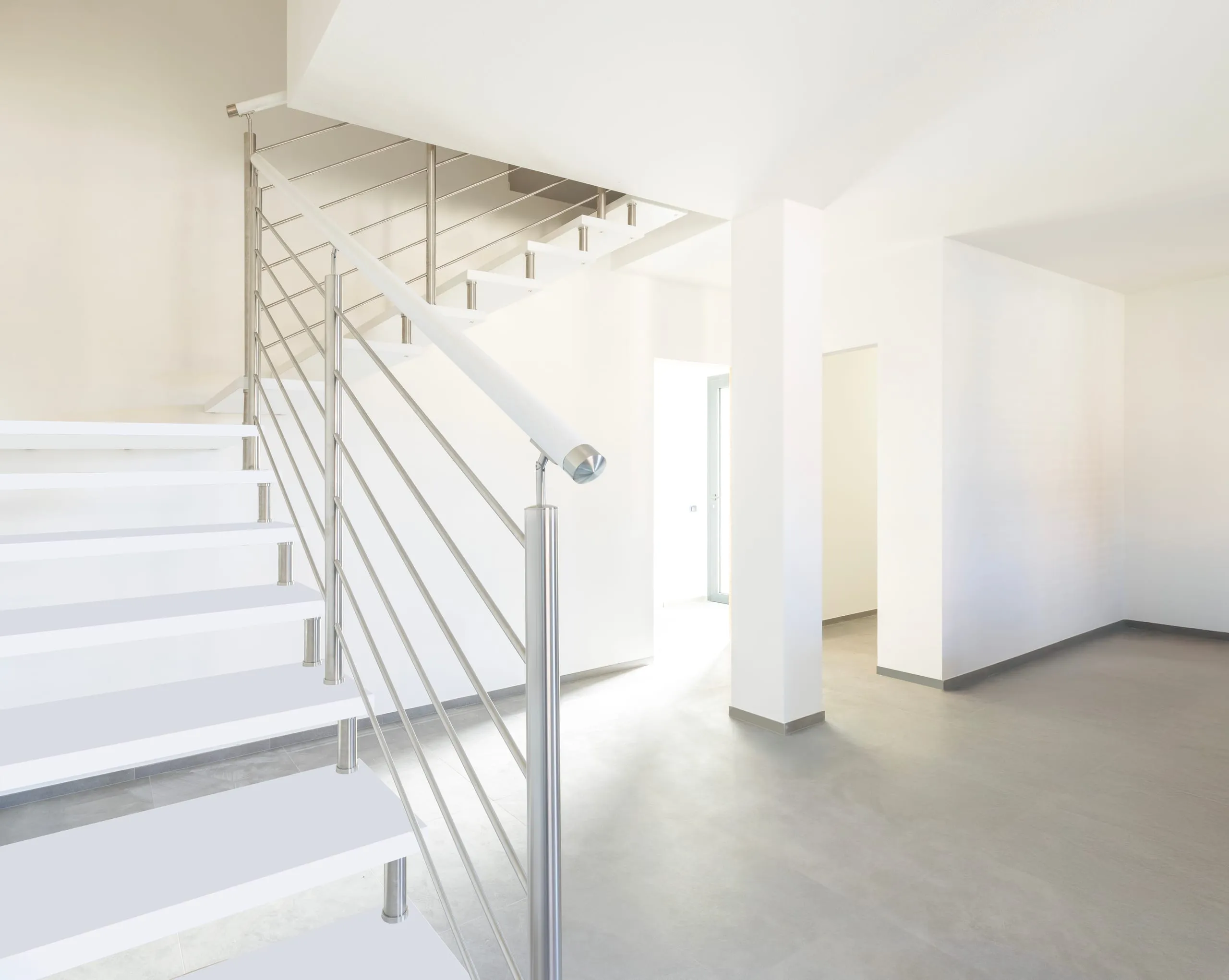 Scala a giorno con gradini a sbalzo in frassino massello e ringhiera in acciaio inox satinato a Monastir — 4