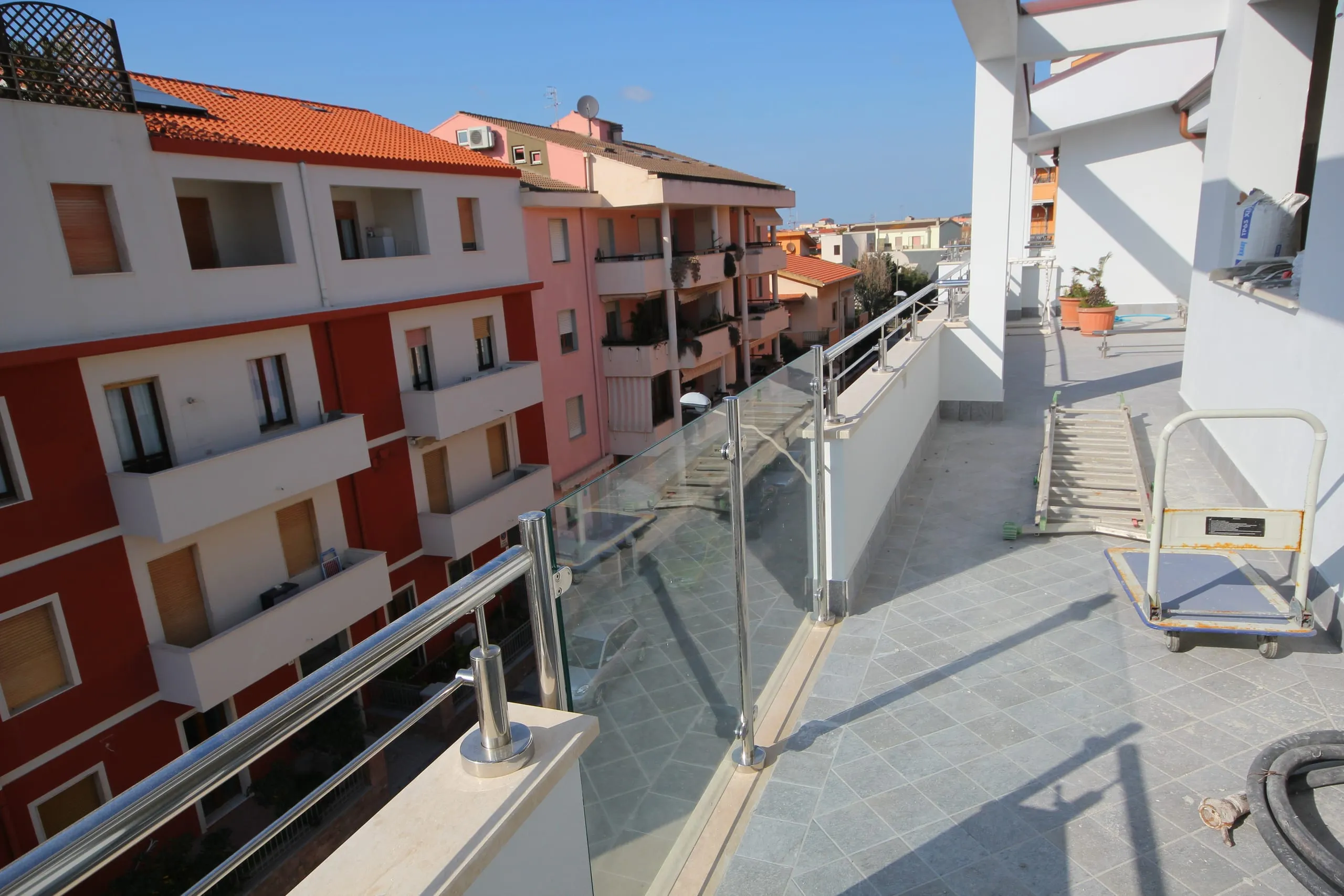 Vista laterale dei montanti AISI 316 del parapetto ad Alghero
