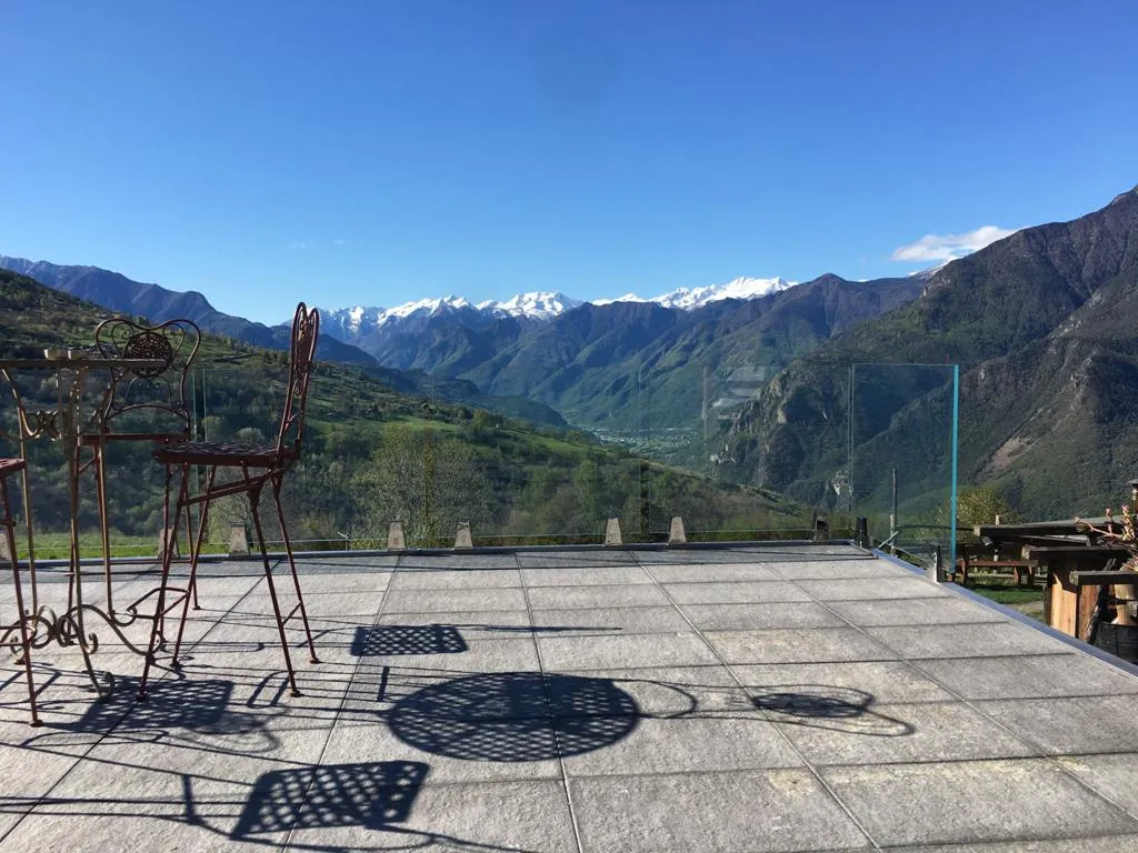 Dettaglio profilo supporto inox 316 lucido e giunzione vetro stratificato 10+10 PVB — Saint-Vincent Courmayeur