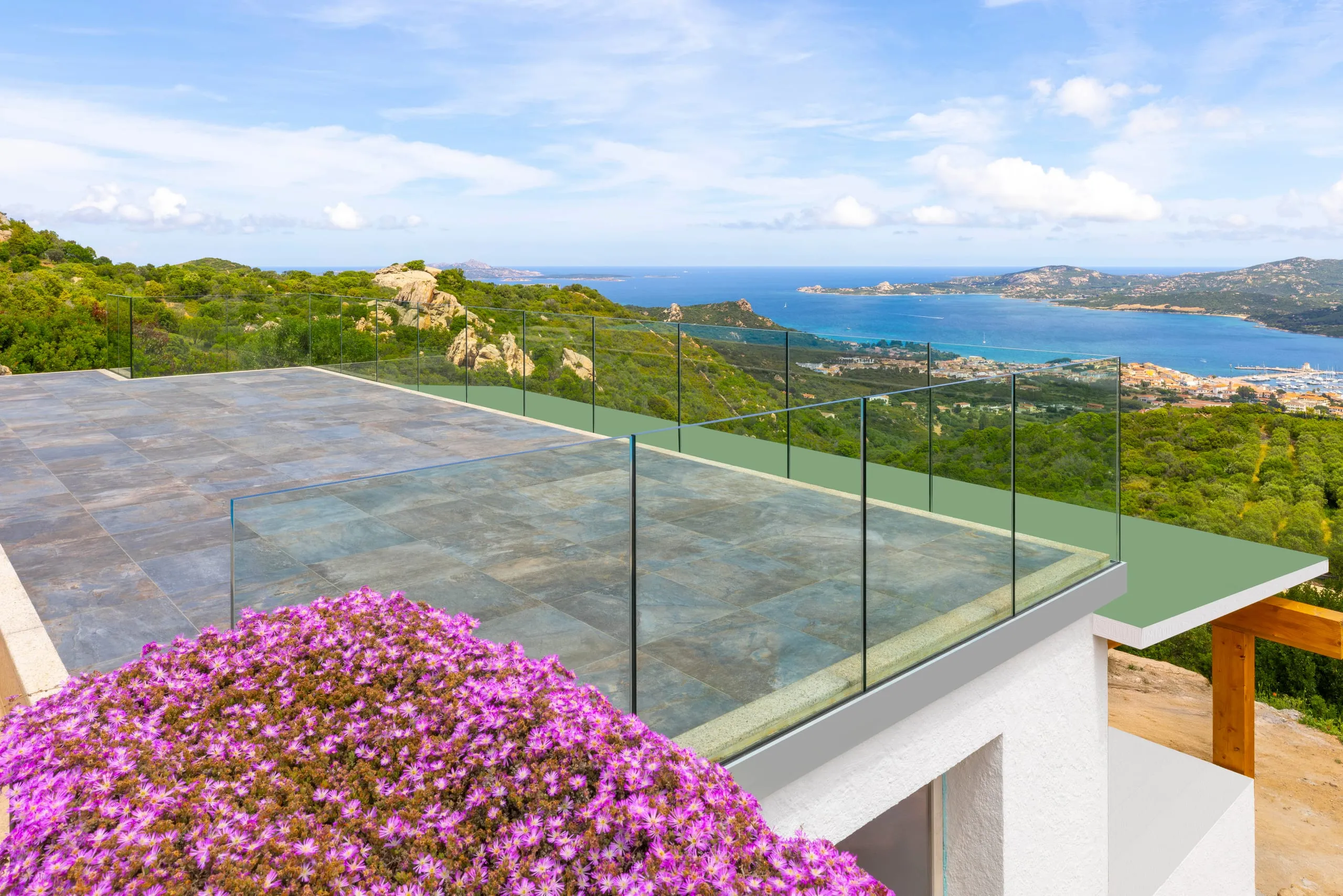 Vista laterale del parapetto in vetro stratificato della villa a Porto Cervo, Arzachena SS