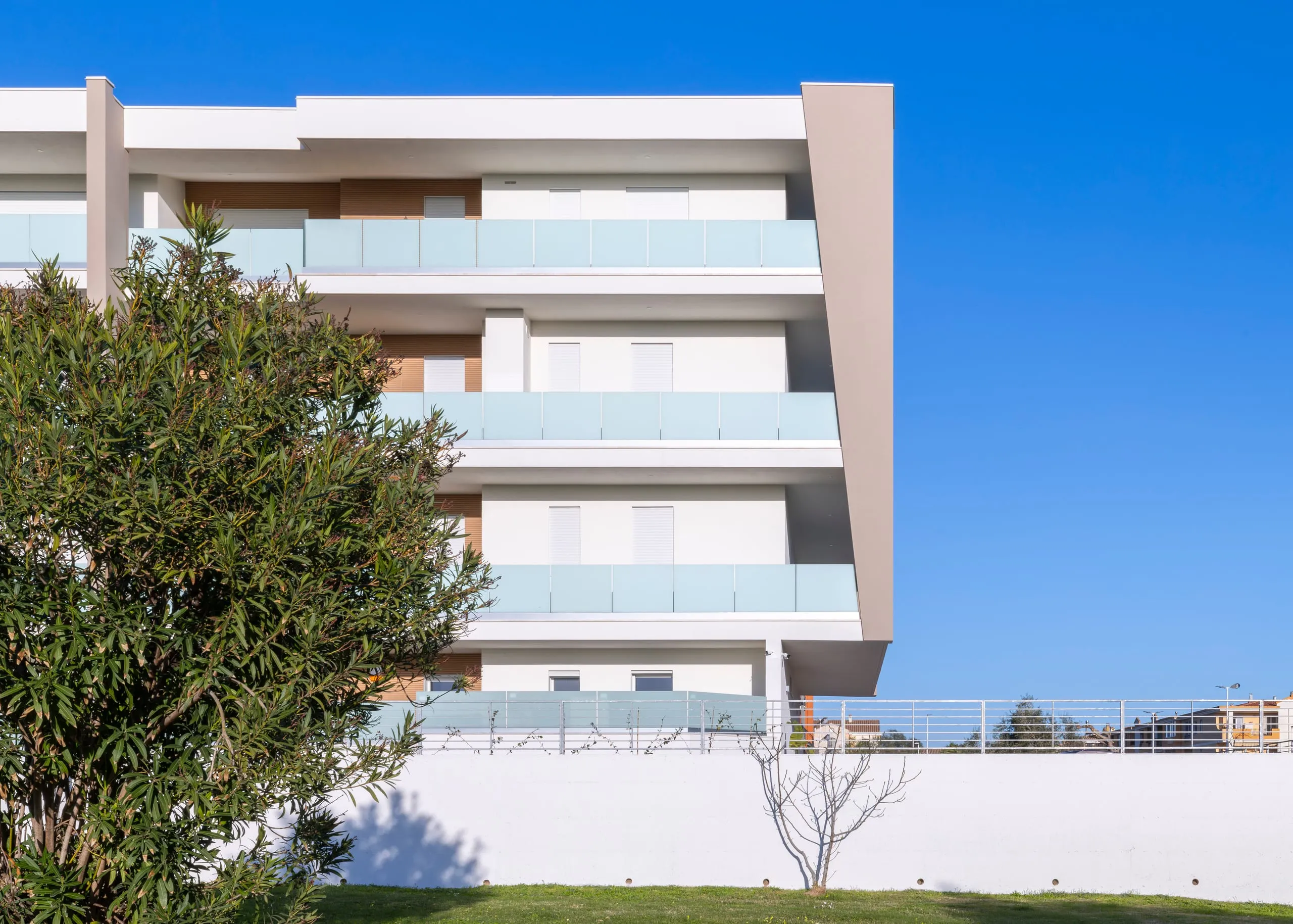 Terrazzo piano attico Palazzo Green Palace Quartello Quartu — parapetto vetro 10+10 PVB con vista sul mare