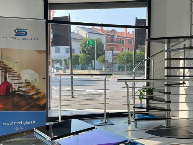 Showroom Steelglass di Bovisio Masciago, scala a sbalzo — foto 4
