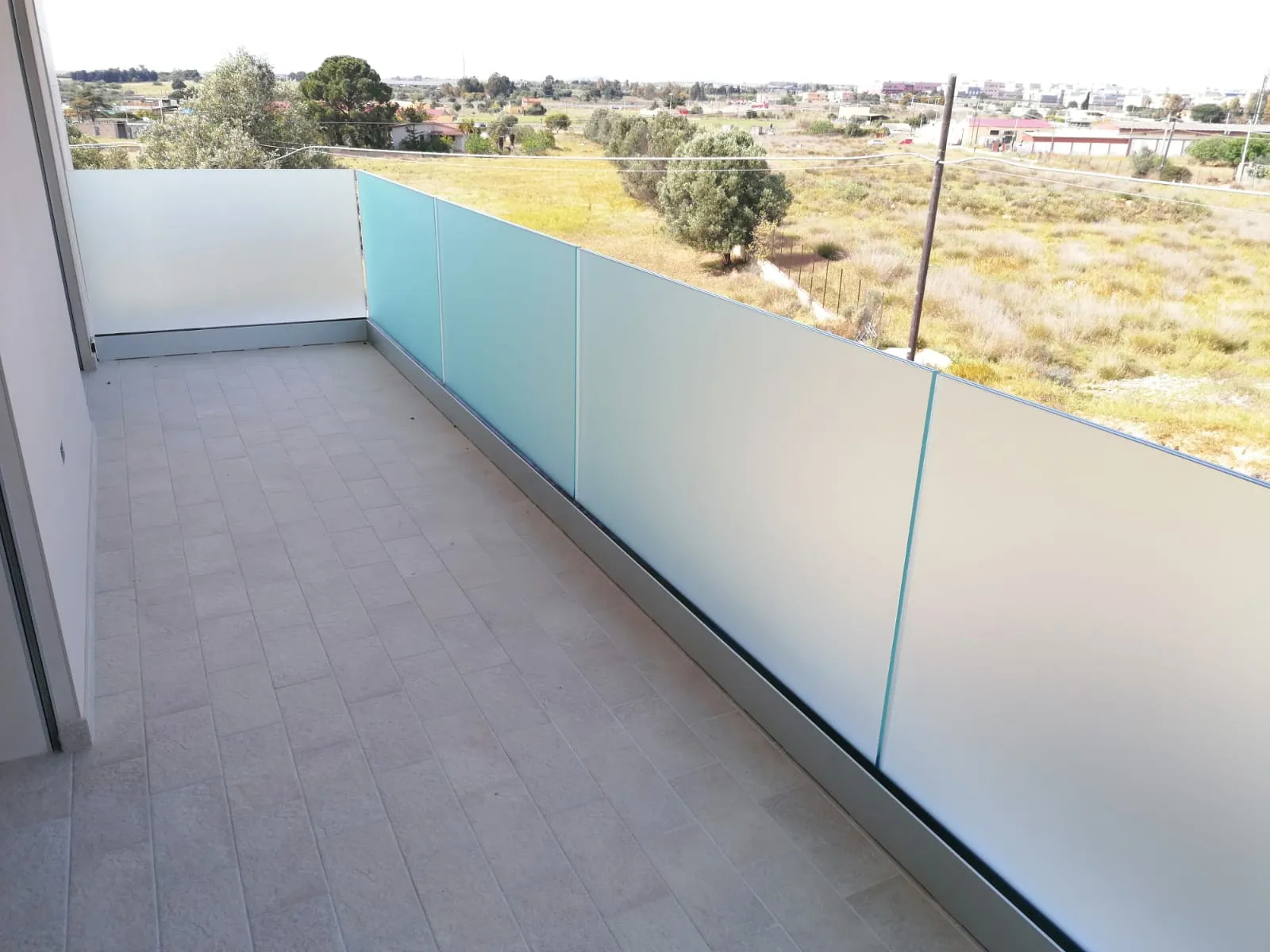 Vista laterale del parapetto in vetro a Cagliari