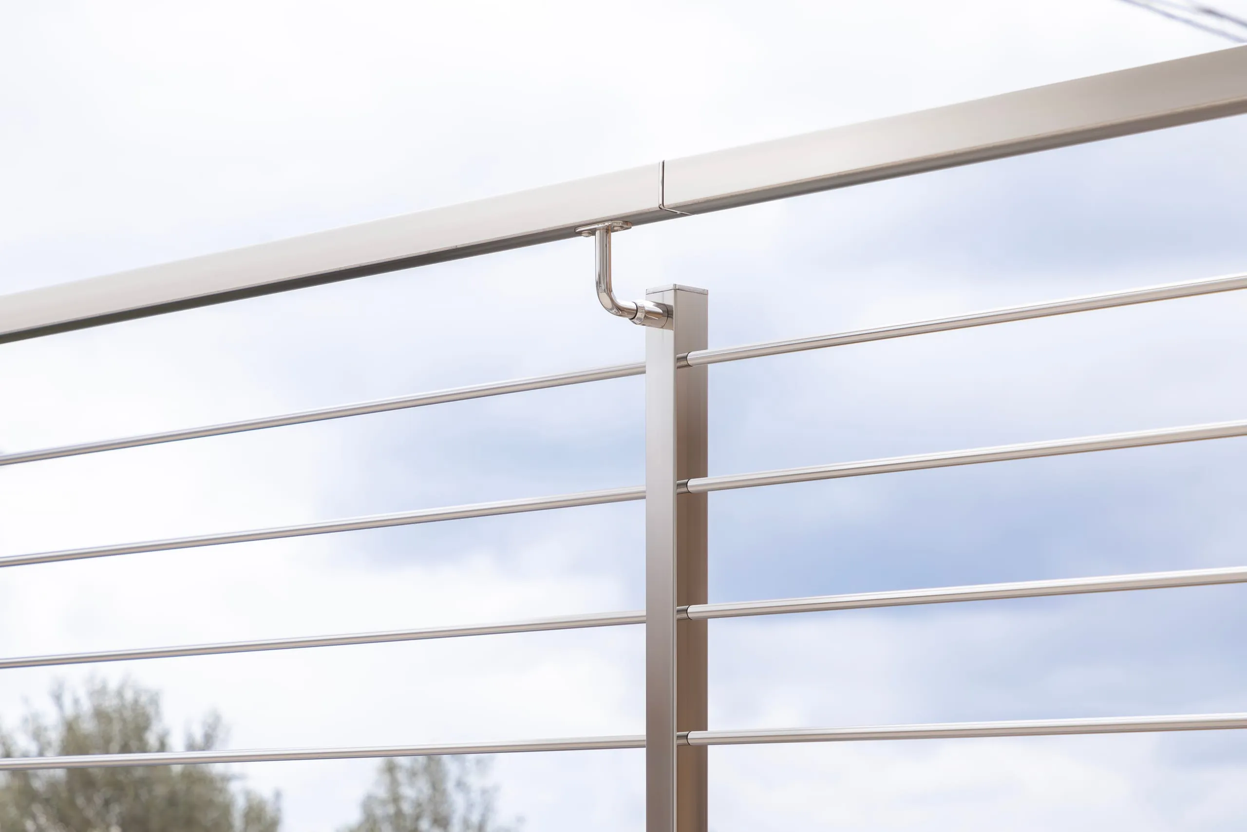 Ringhiera esterna in acciaio inox 316 con traversi orizzontali e corrimano disassato a Cala Gonone — 4