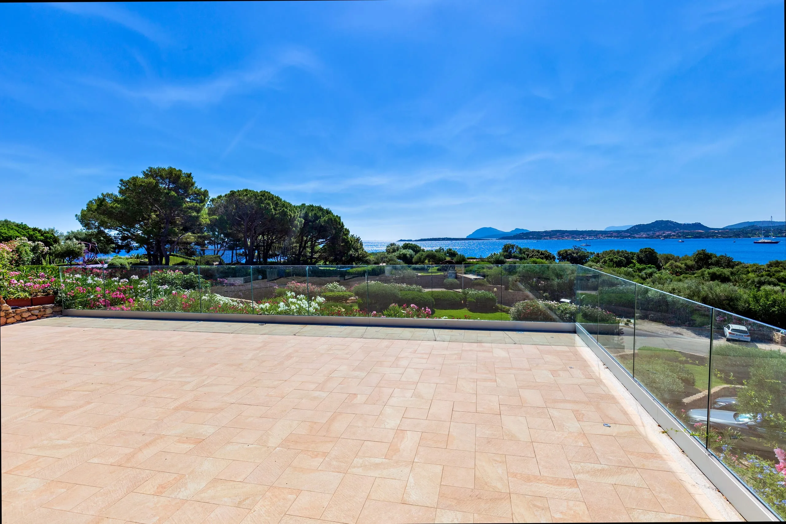 Vista laterale del parapetto in vetro stratificato 10+10 a Olbia