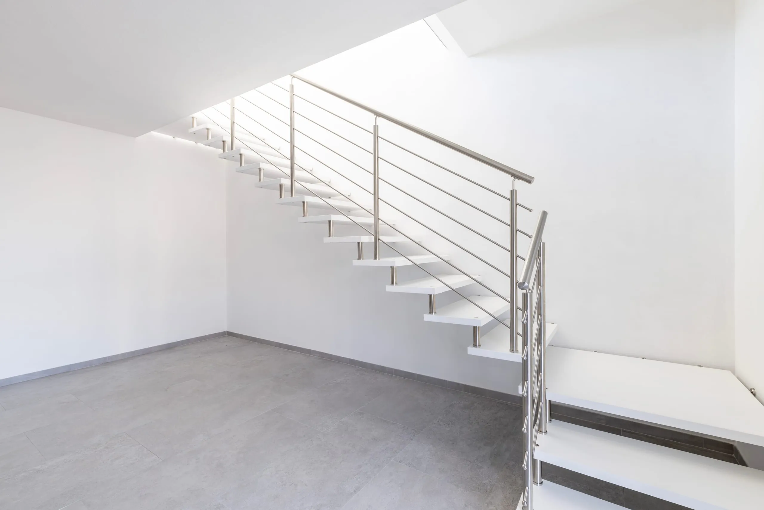 Scala a giorno con gradini a sbalzo in frassino e ringhiera in acciaio inox satinato a Guspini — 4