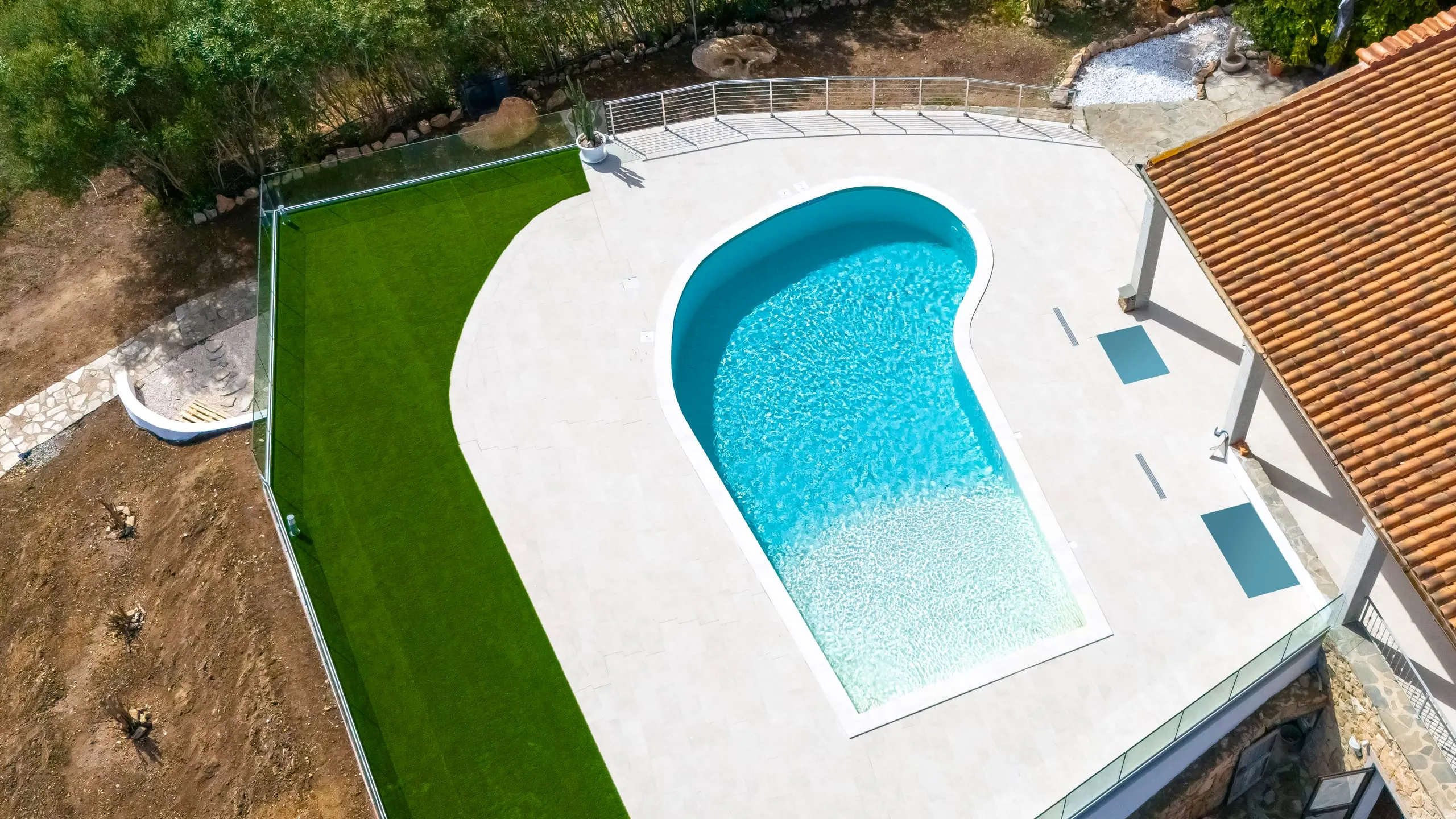Angolatura obliqua della ringhiera inox 316 a bordo piscina in Sardegna