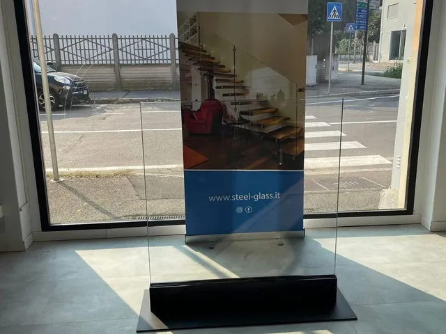 Showroom Steelglass di Bovisio Masciago, finiture inox — foto 5
