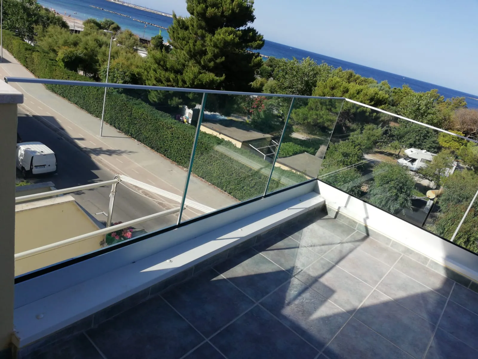 Angolatura obliqua del parapetto in vetro con fascione ad Alghero